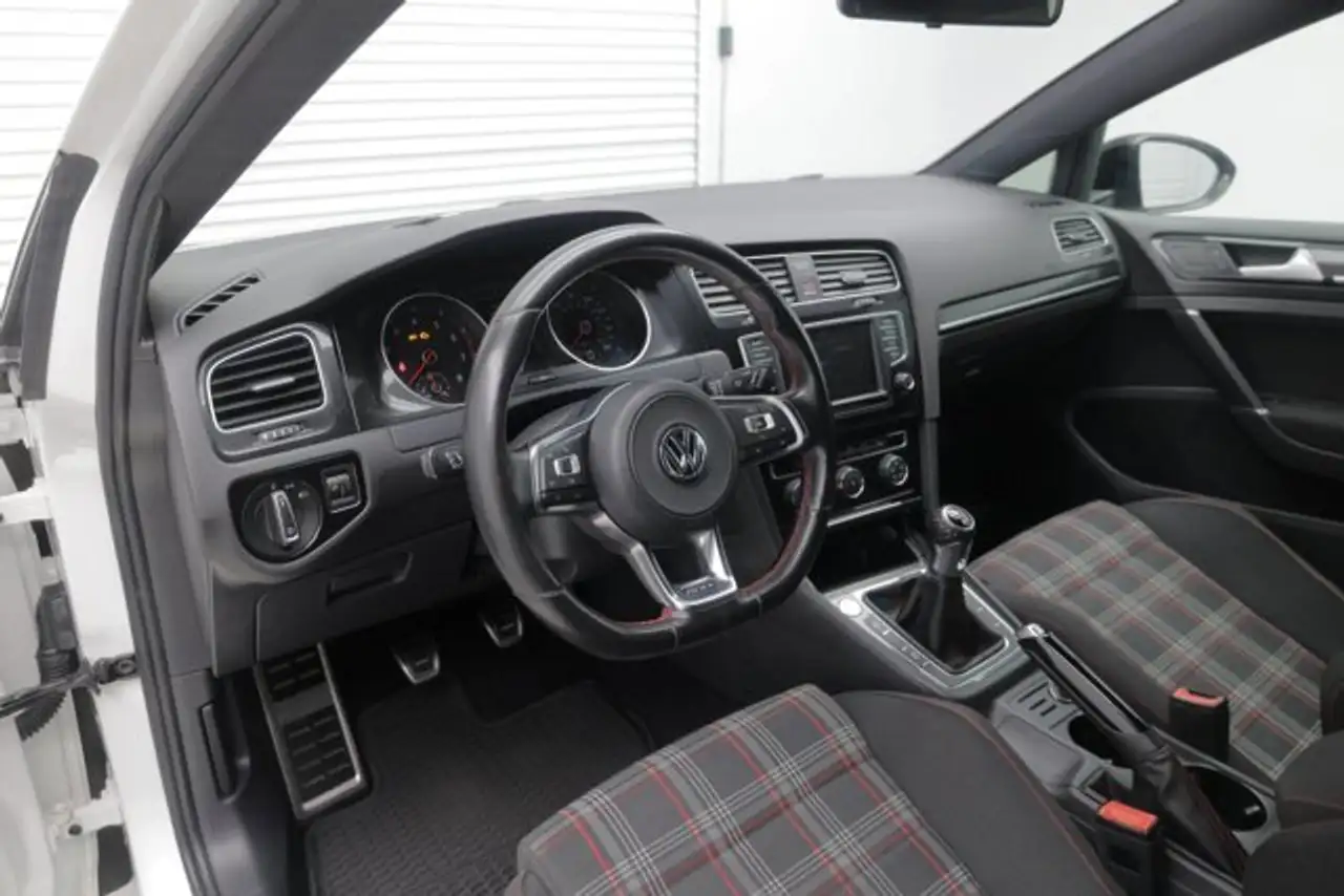 Volkswagen Golf GTI снимка Volkswagen Golf GTI