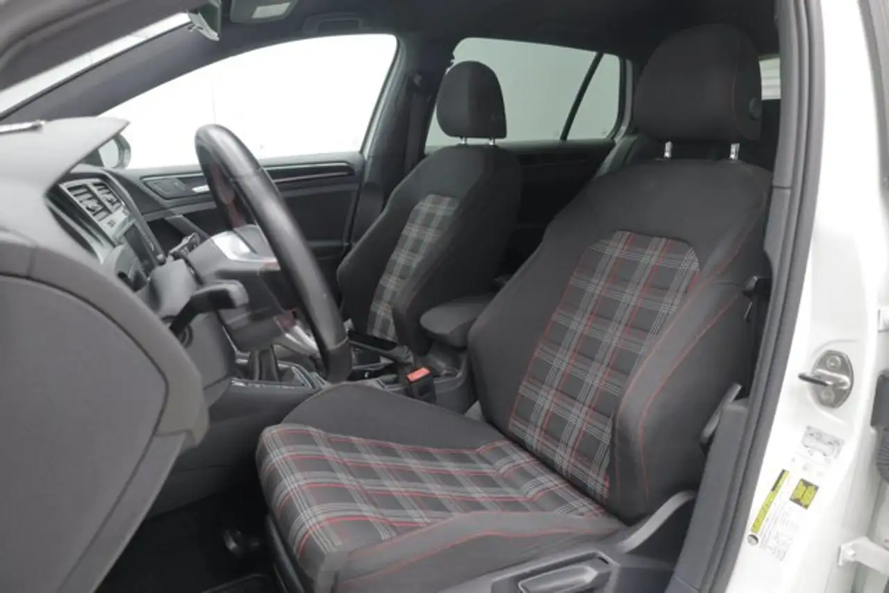 Volkswagen Golf GTI снимка Volkswagen Golf GTI
