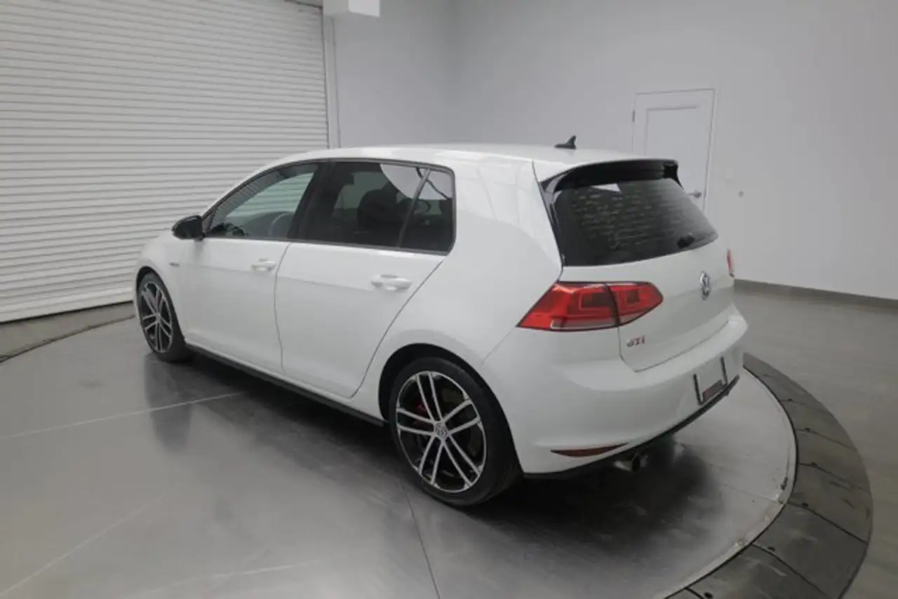 Volkswagen Golf GTI снимка Volkswagen Golf GTI