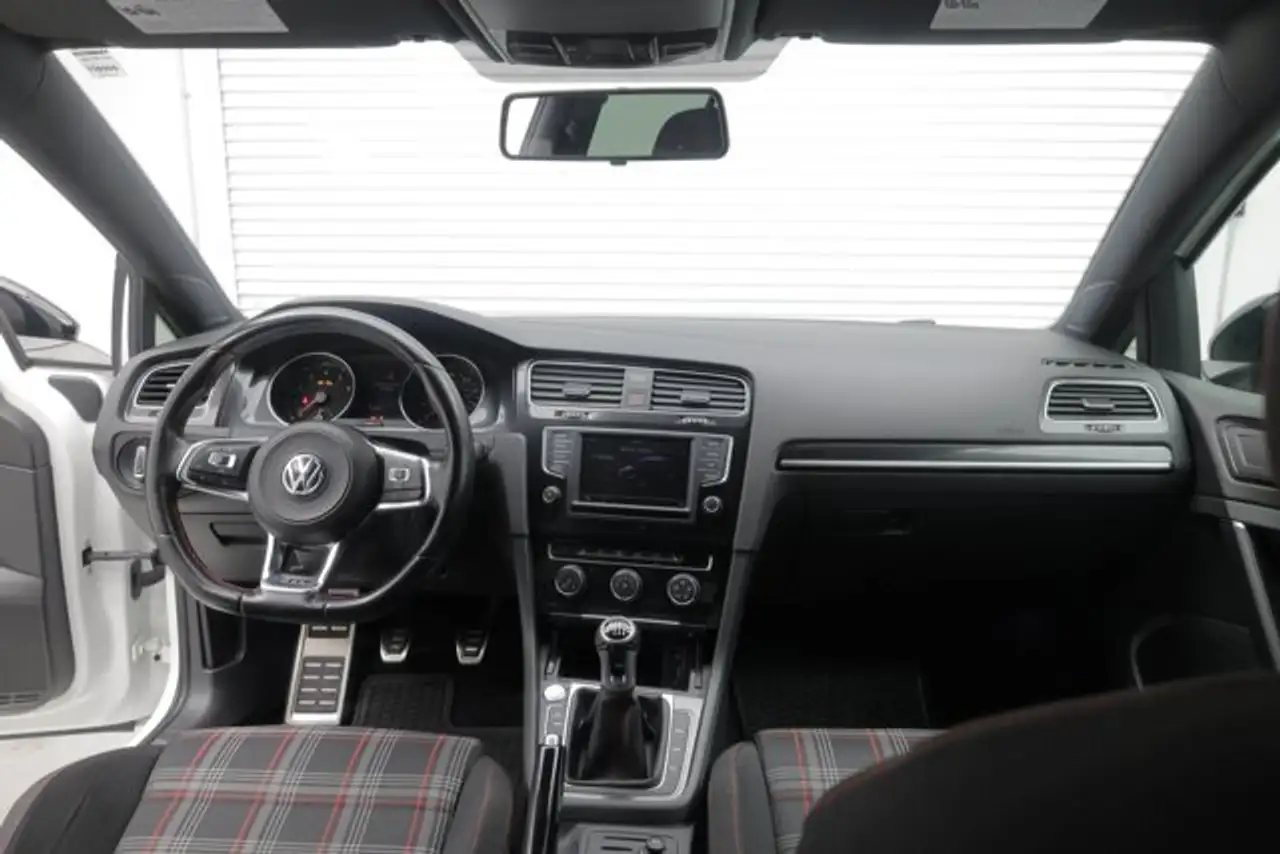 Volkswagen Golf GTI снимка Volkswagen Golf GTI