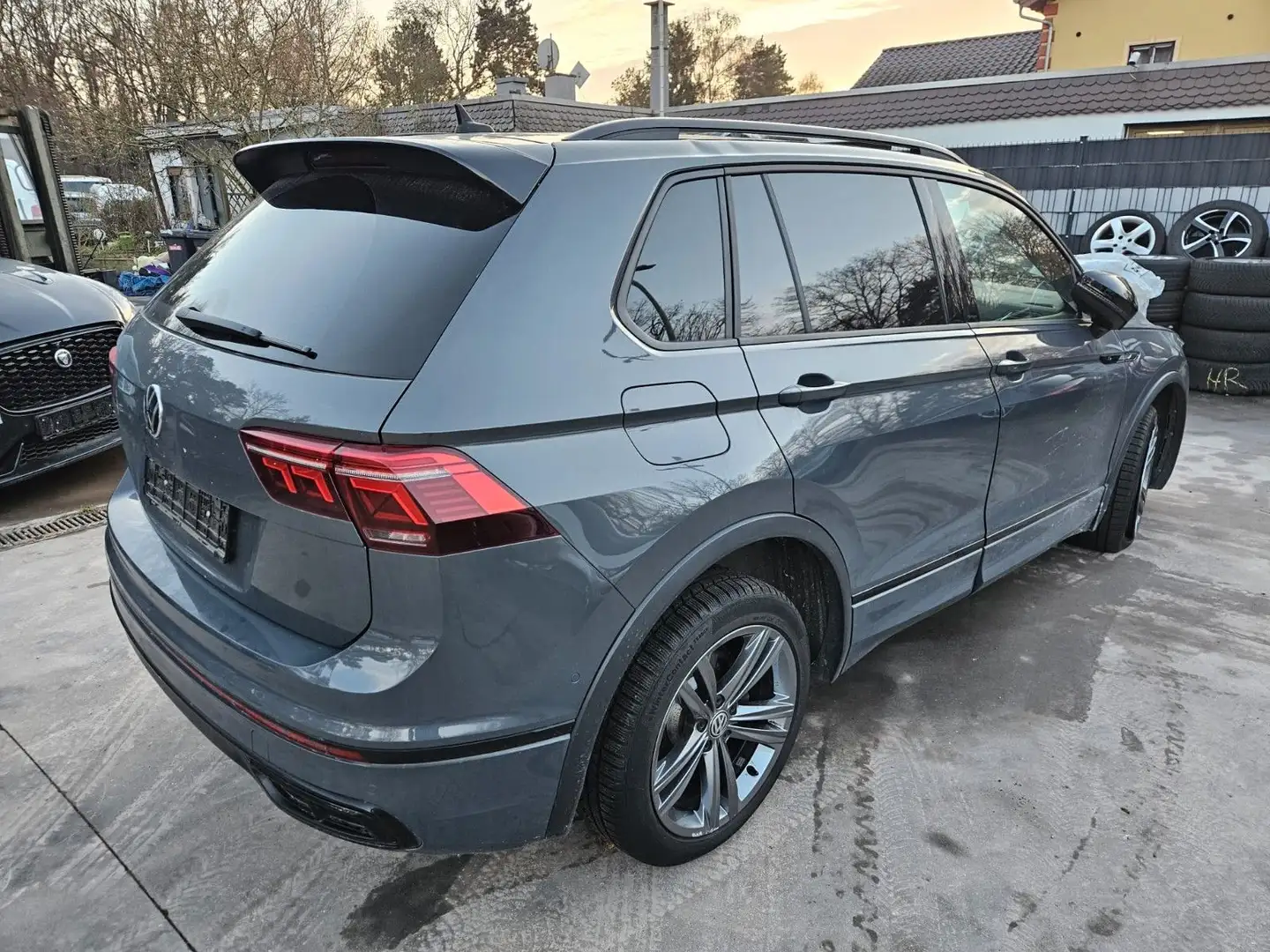 Volkswagen Tiguan R-Line Grau - 2
