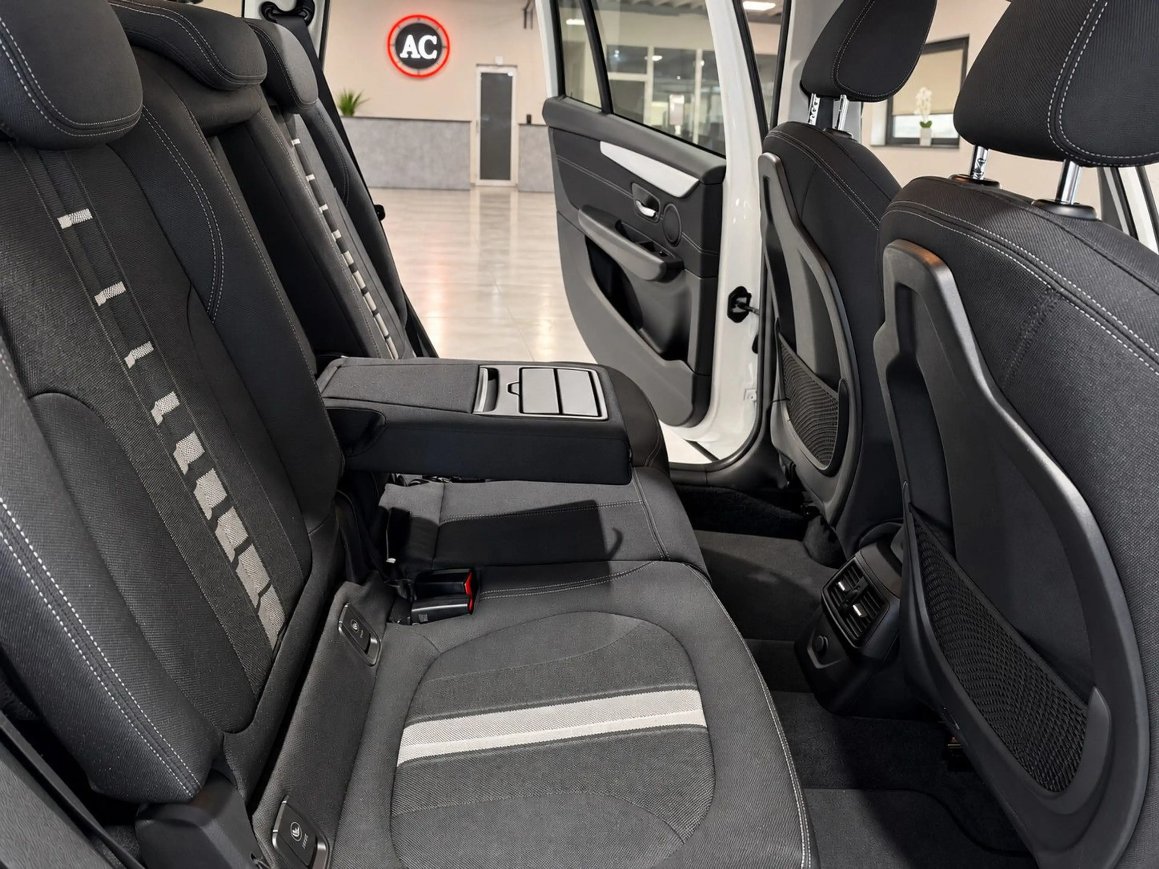 BMW 218 Advantage — photo 13