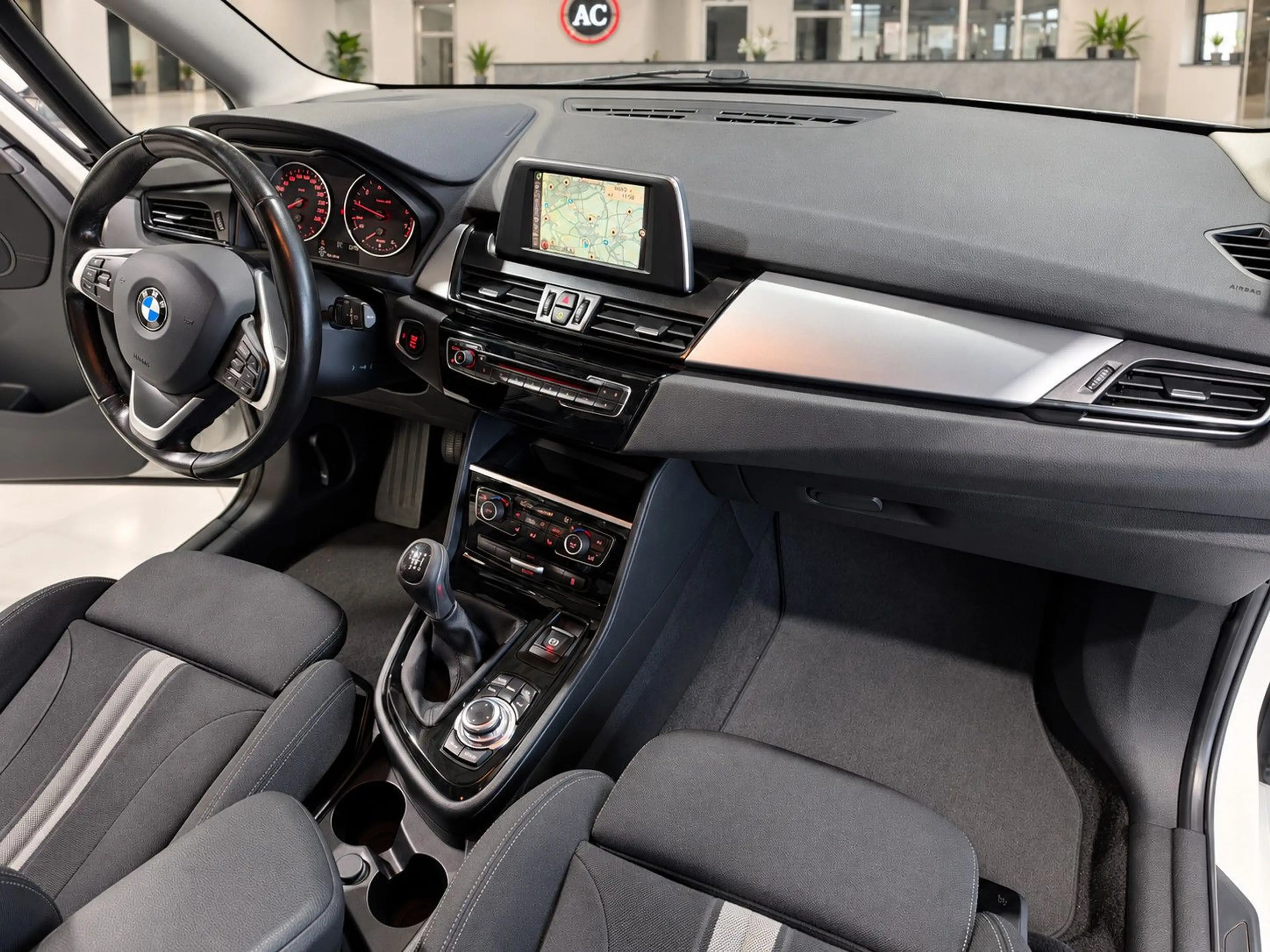 BMW 218 Advantage — photo 10