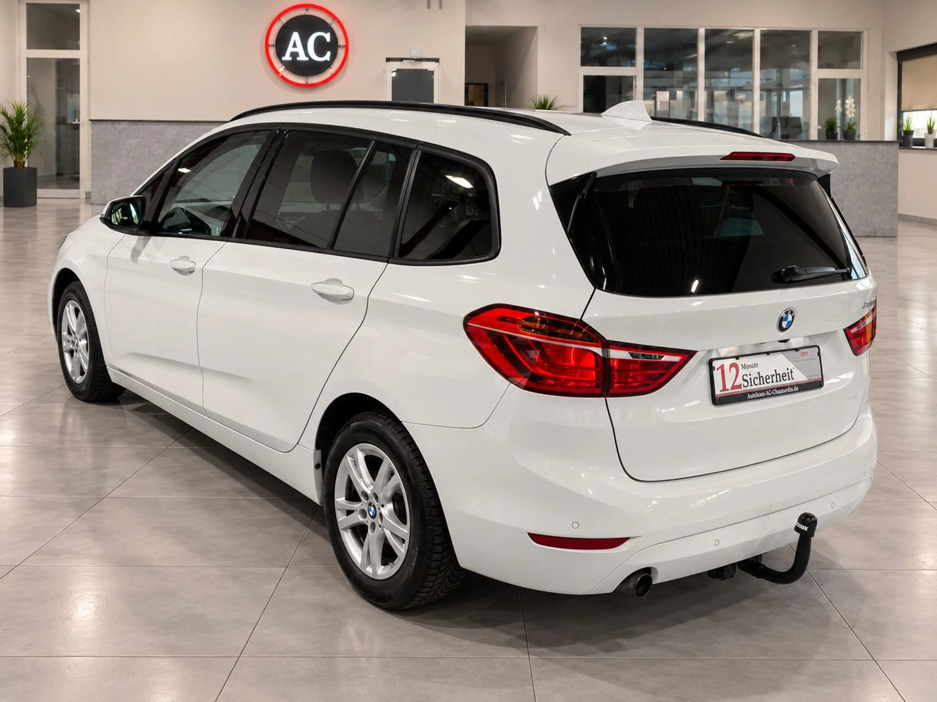 BMW 218 Advantage — photo 4