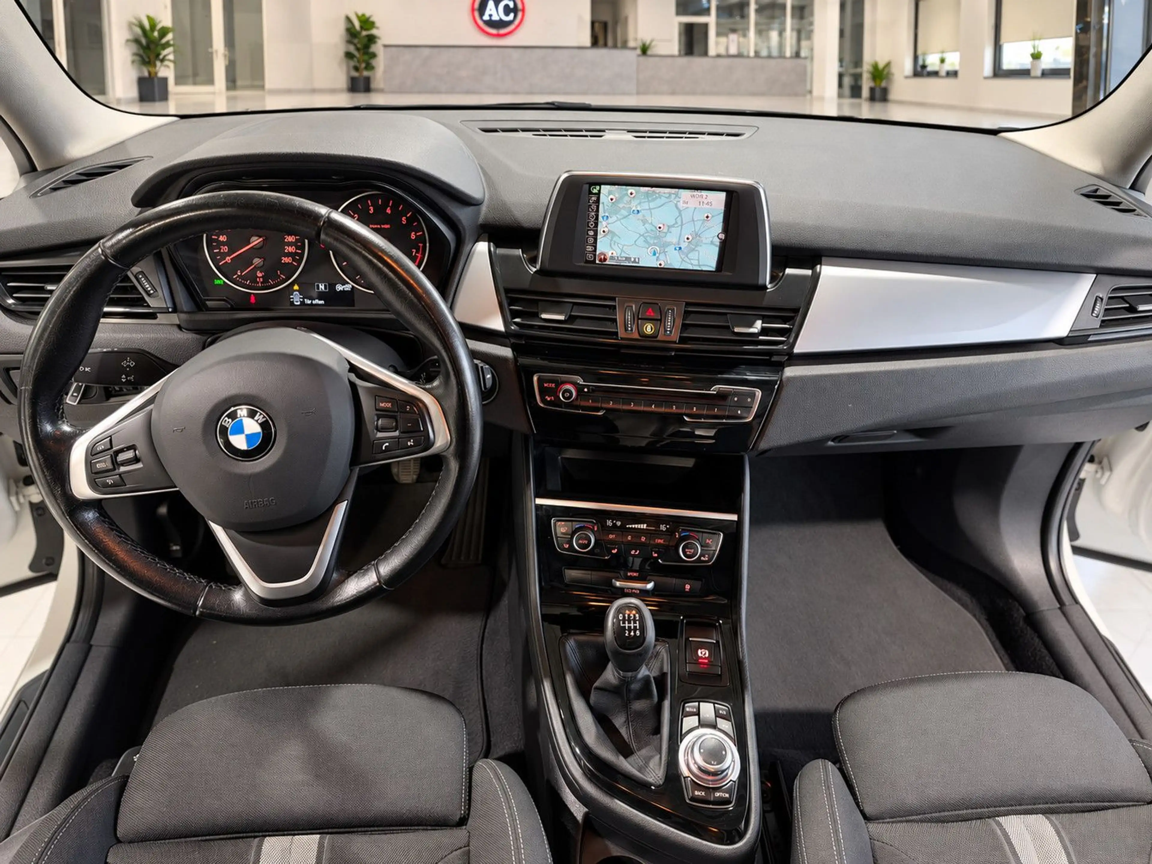 BMW 218 Advantage — photo 9