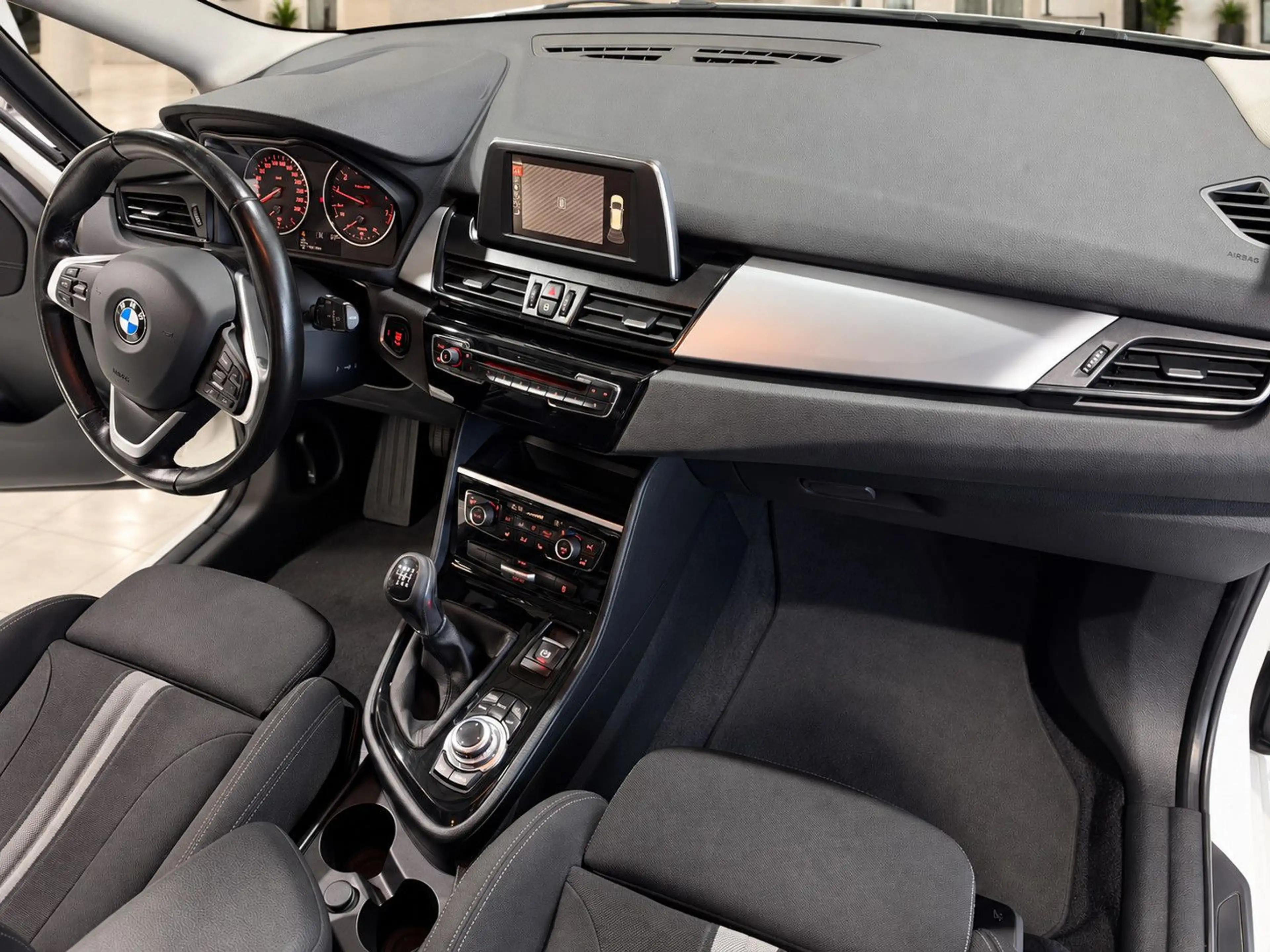 BMW 218 Advantage — photo 12