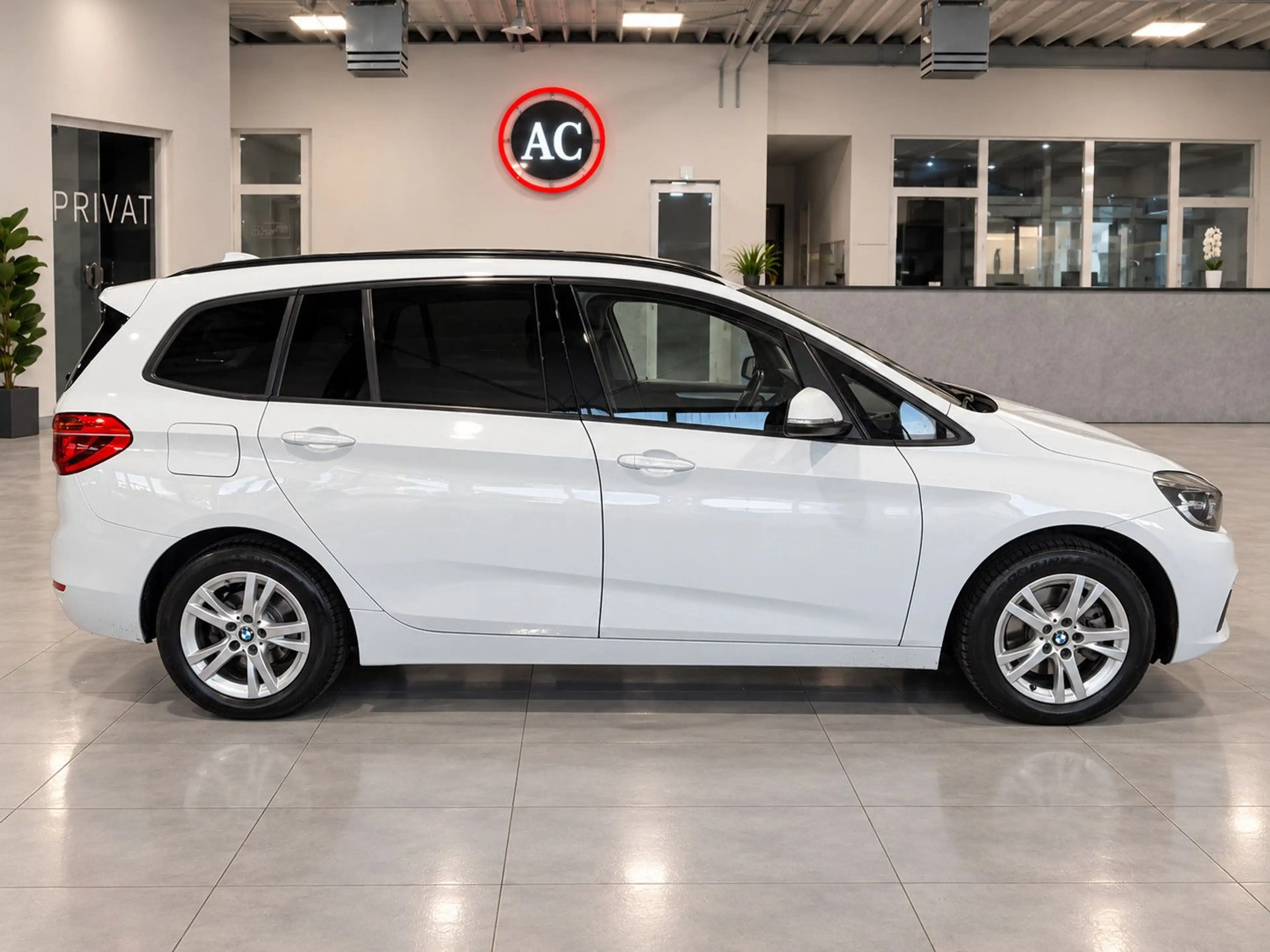BMW 218 Advantage — photo 7