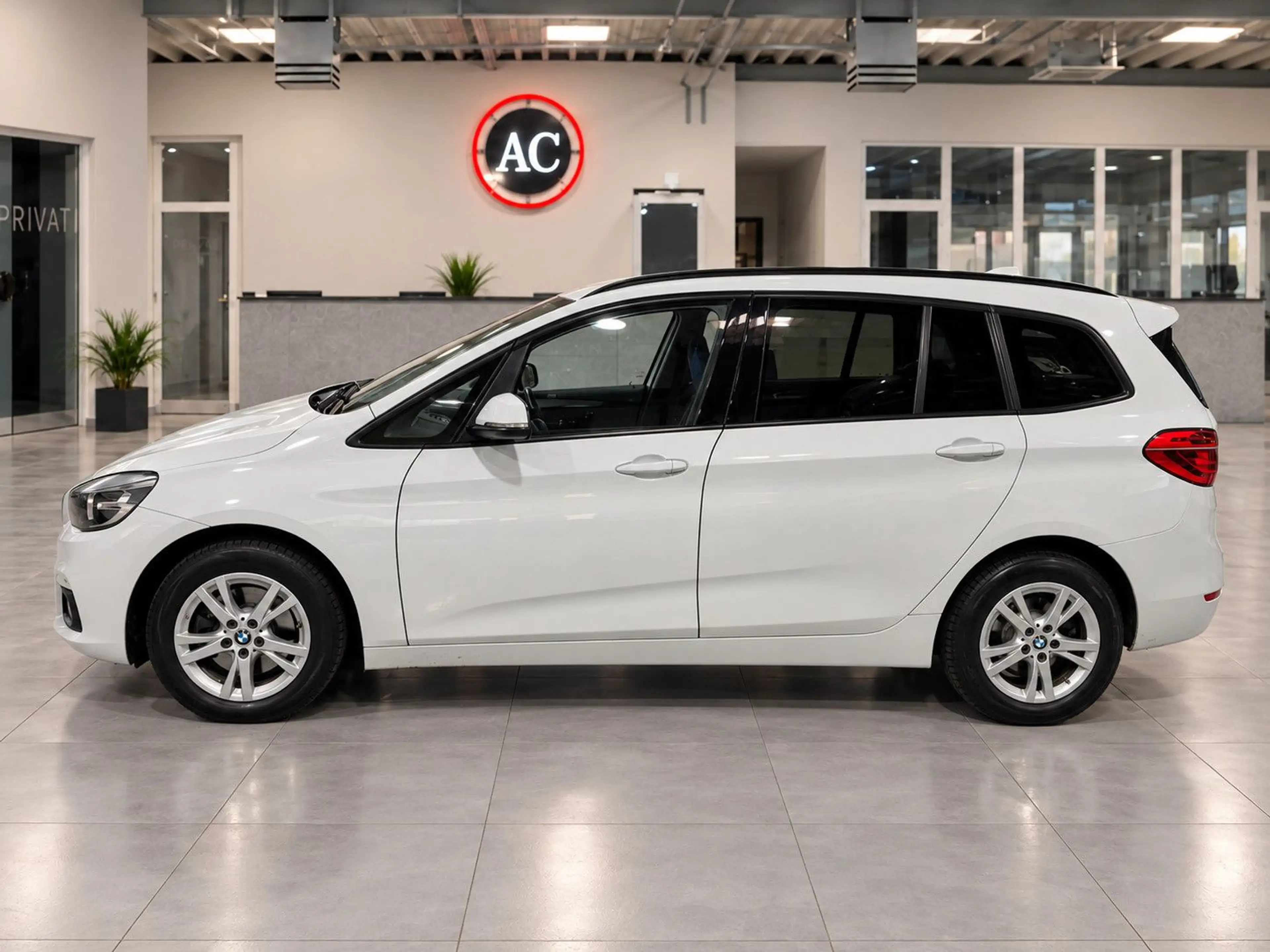 BMW 218 Advantage — photo 3