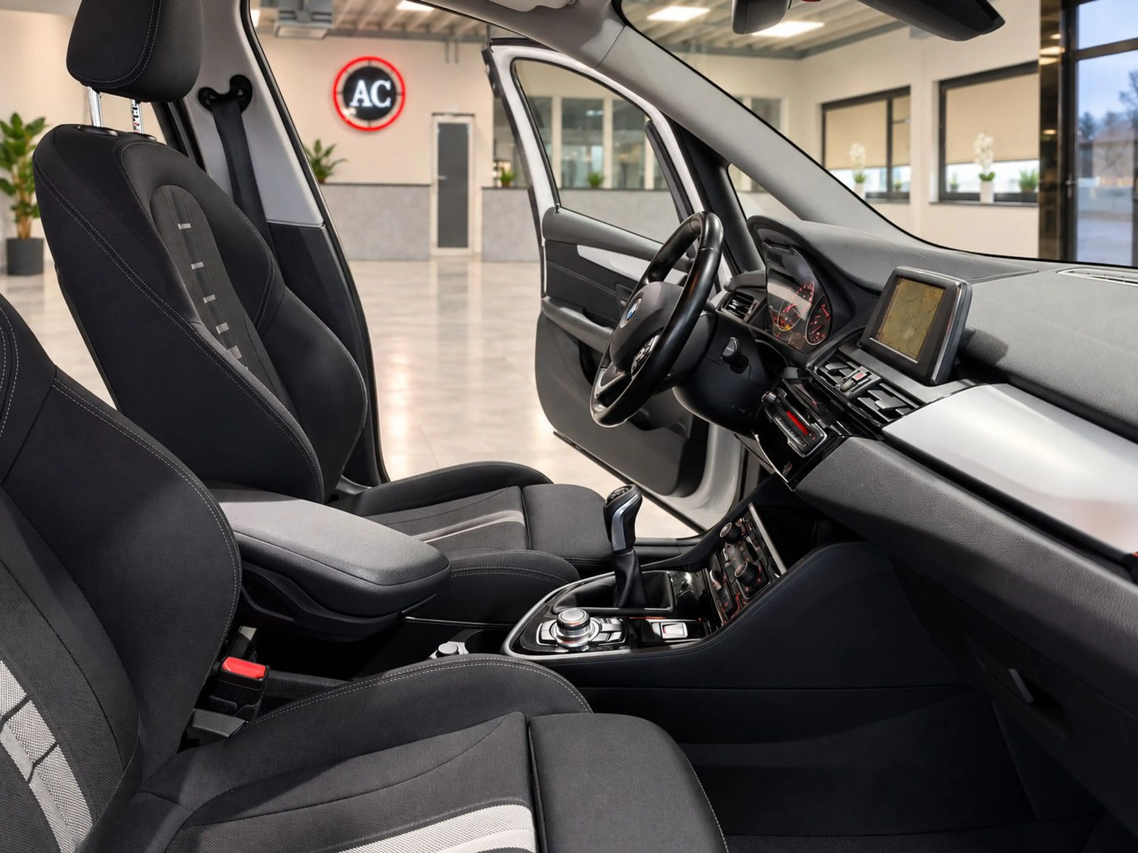 BMW 218 Advantage — photo 11