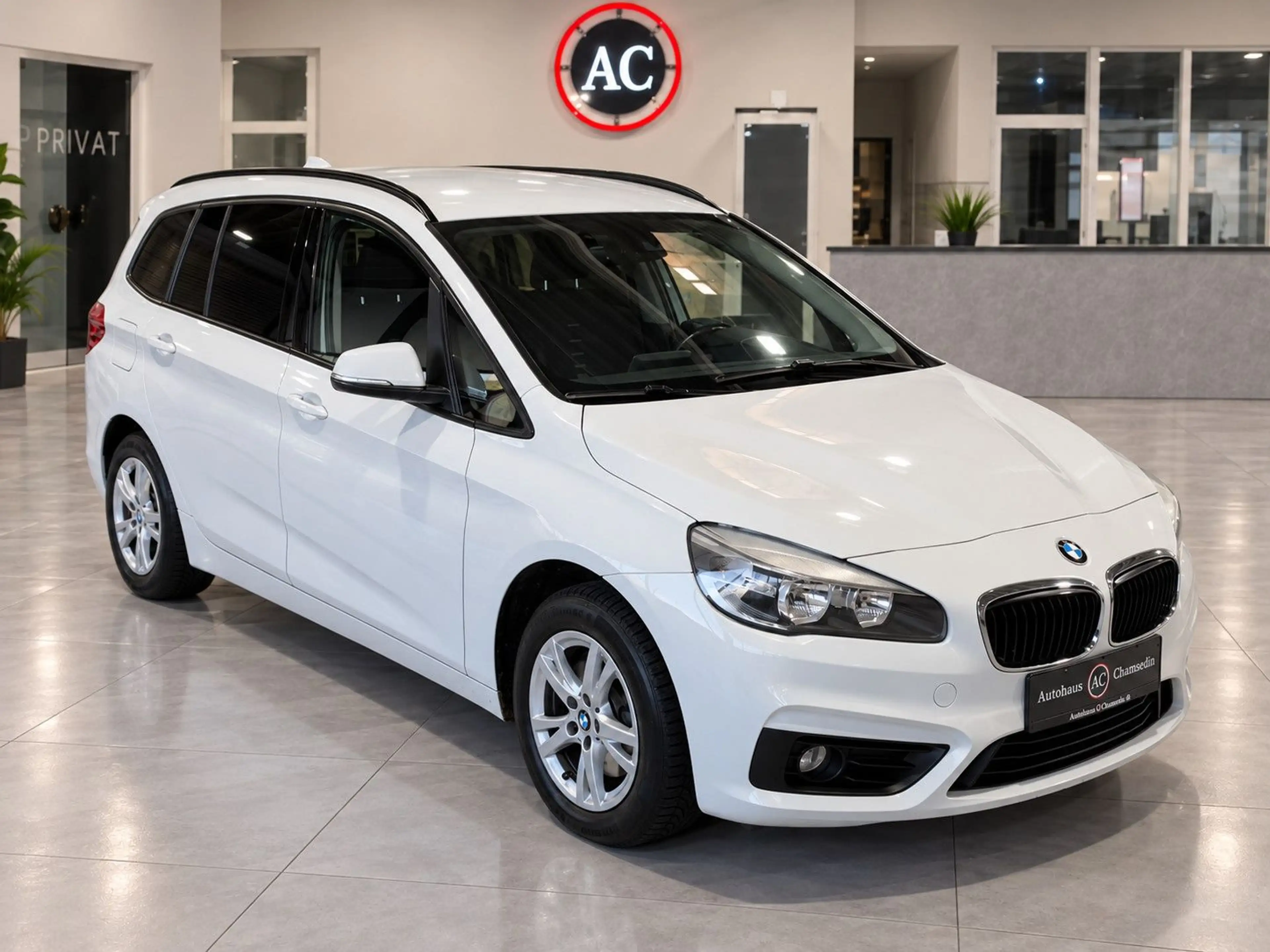 BMW 218 Advantage — photo 8