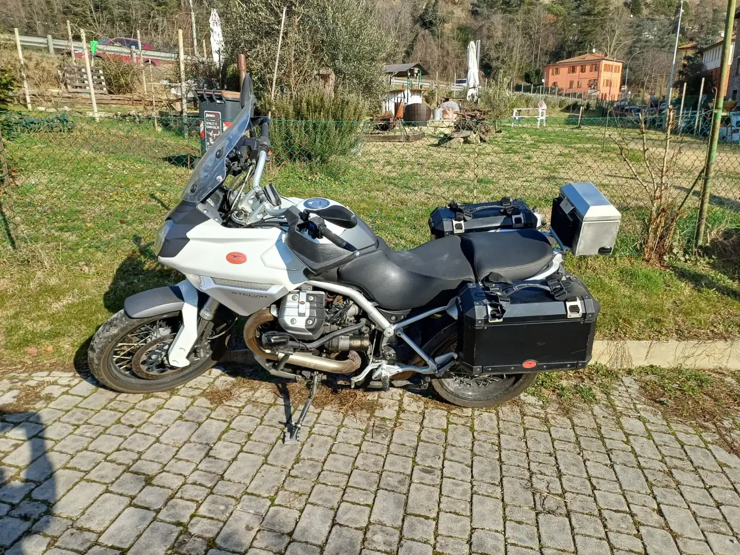 Moto Guzzi Stelvio Blanc - 1