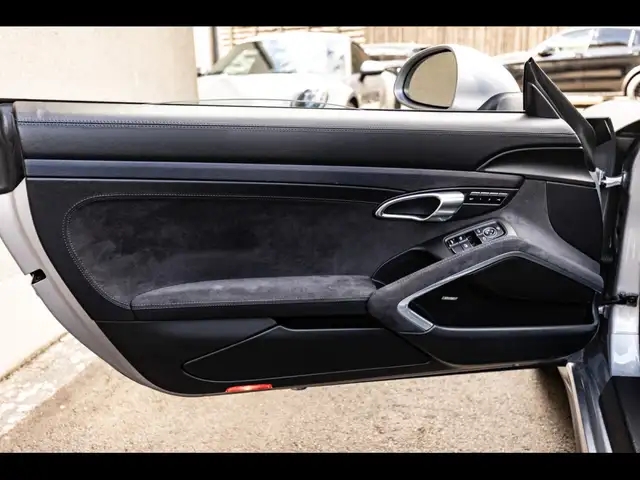 Porsche 911 view 9