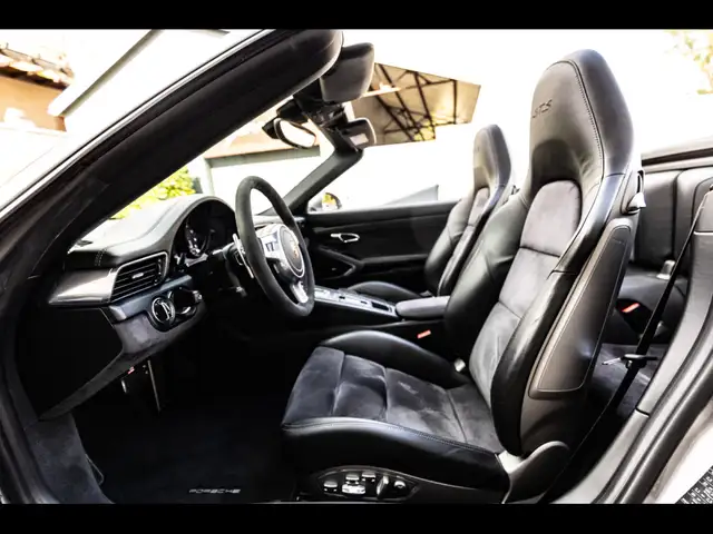Porsche 911 view 11
