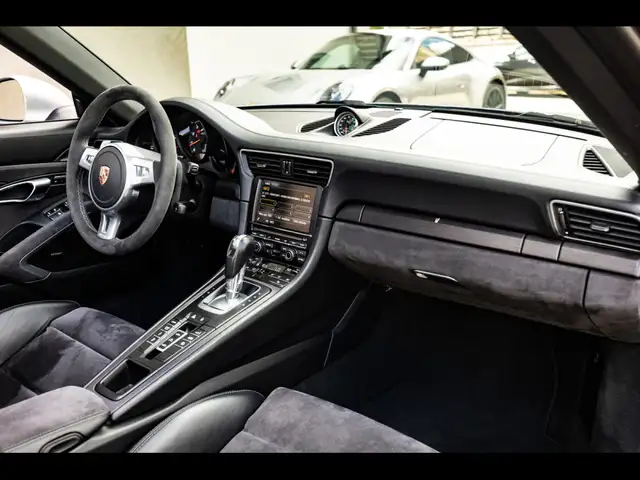 Porsche 911 view 12