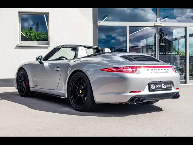 Porsche 911 view 3