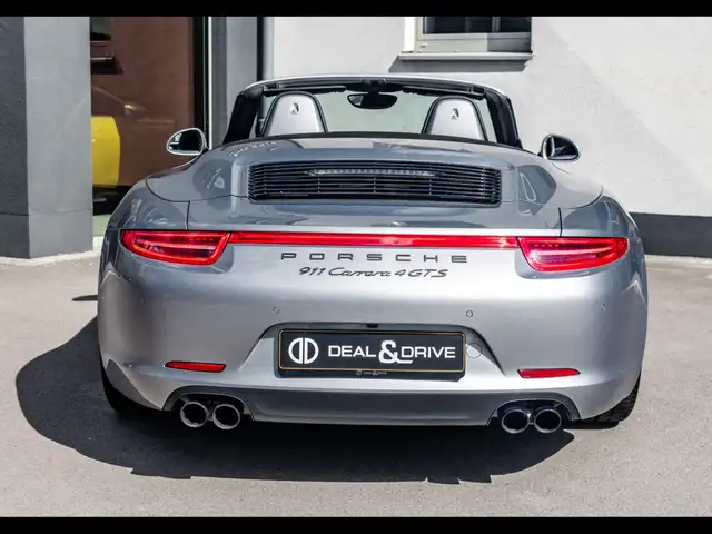 Porsche 911 view 4