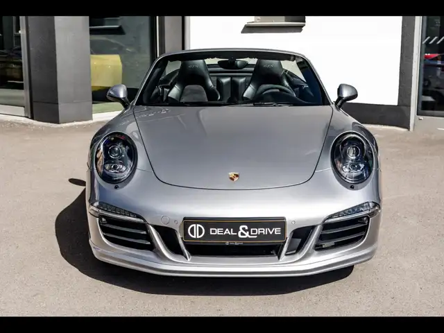 Porsche 911 view 5