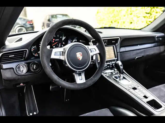 Porsche 911 view 10