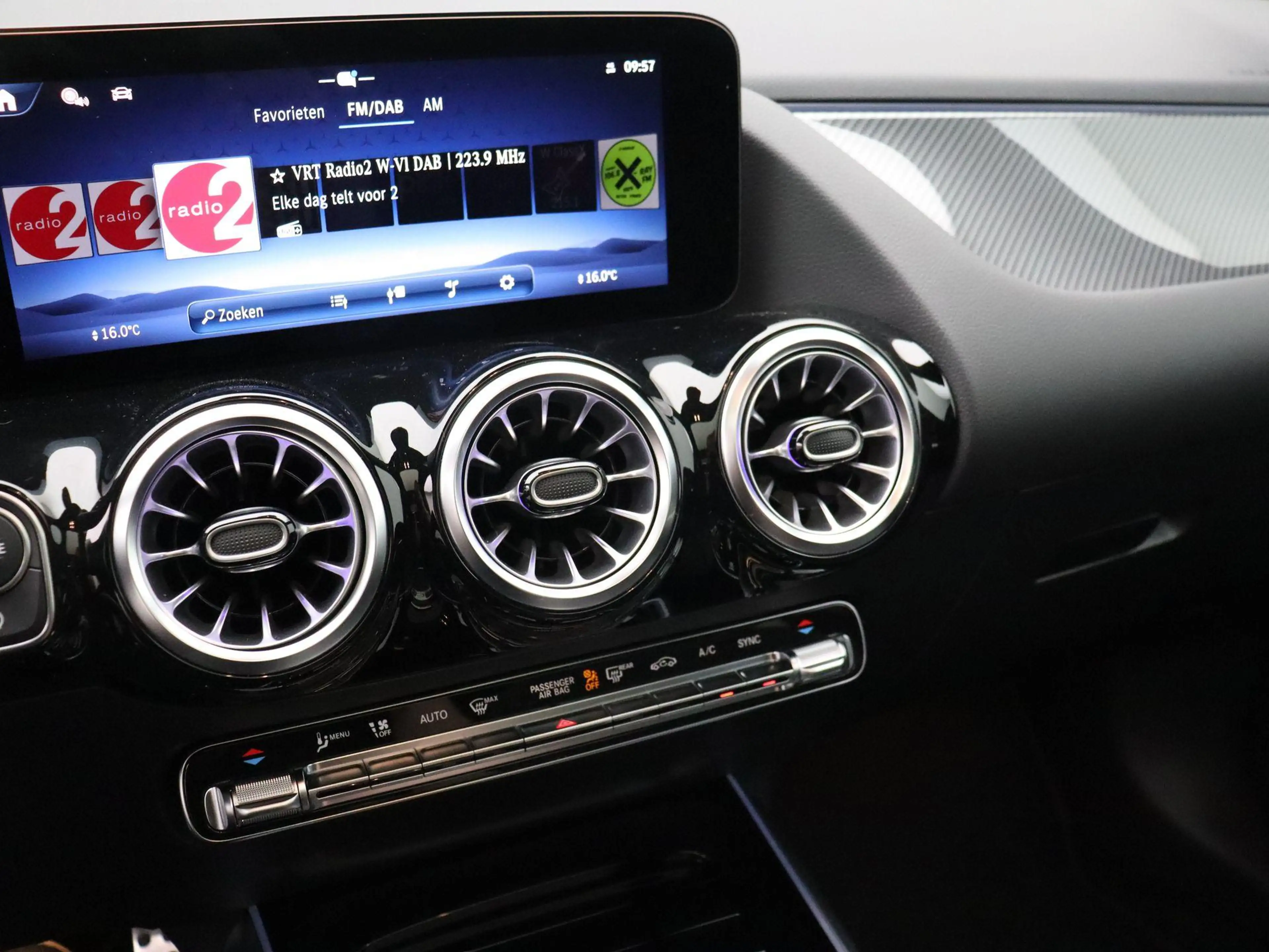 Mercedes-Benz B 220 4MATIC AMG Line + PREMIUM PLUS PACK + CARPLAY + PA — photo 11