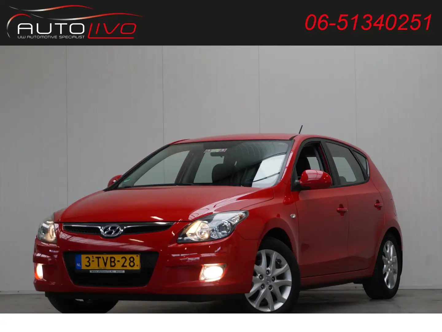 Hyundai i30 1.6i Dynamic Luxe AUTOMAAT! H. LEER CLIMA PDC LMV Rood - 1