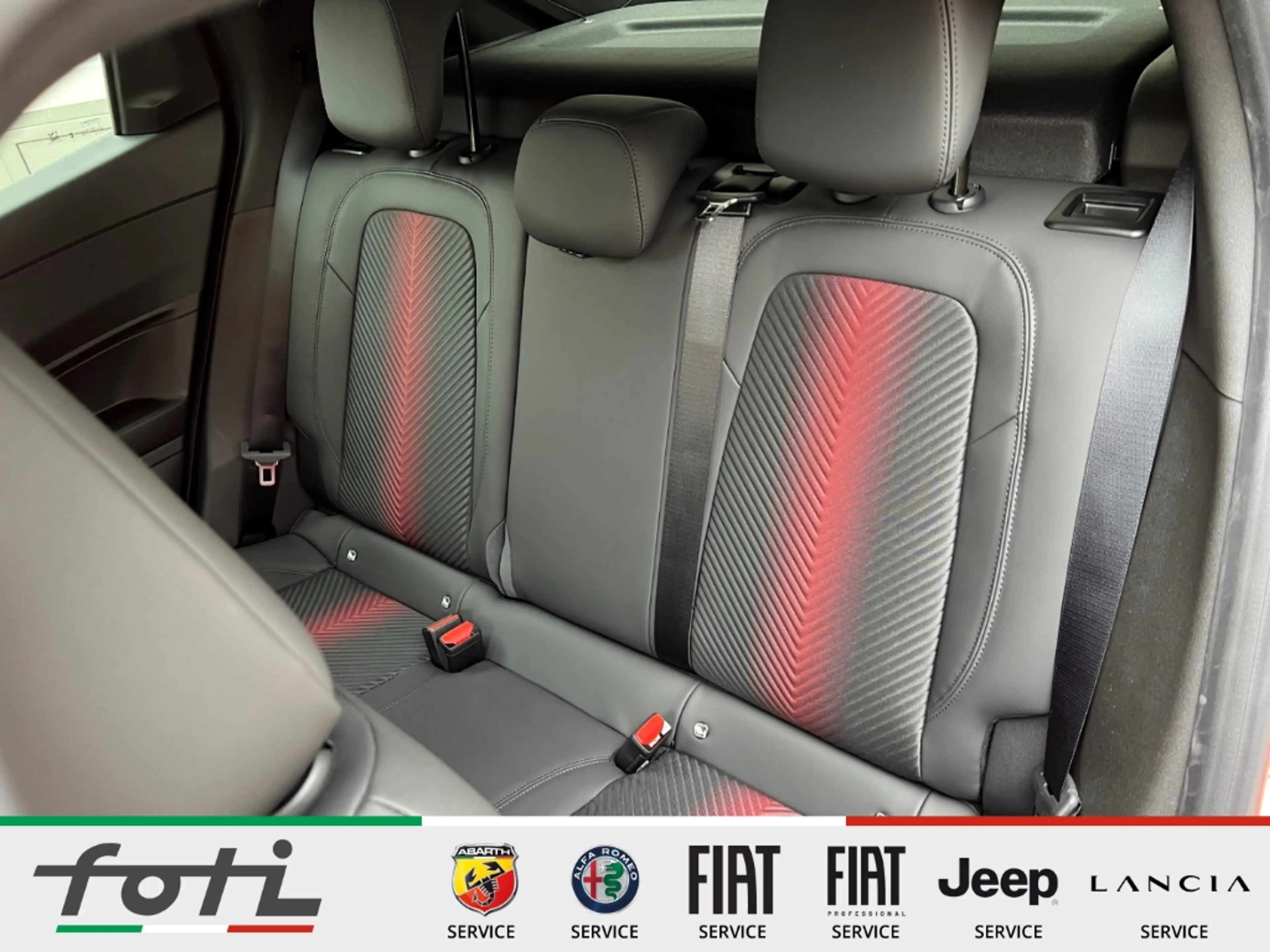 Alfa Romeo Junior Ibrida 1.2 145 PS Automatik LED Kamera — photo 13