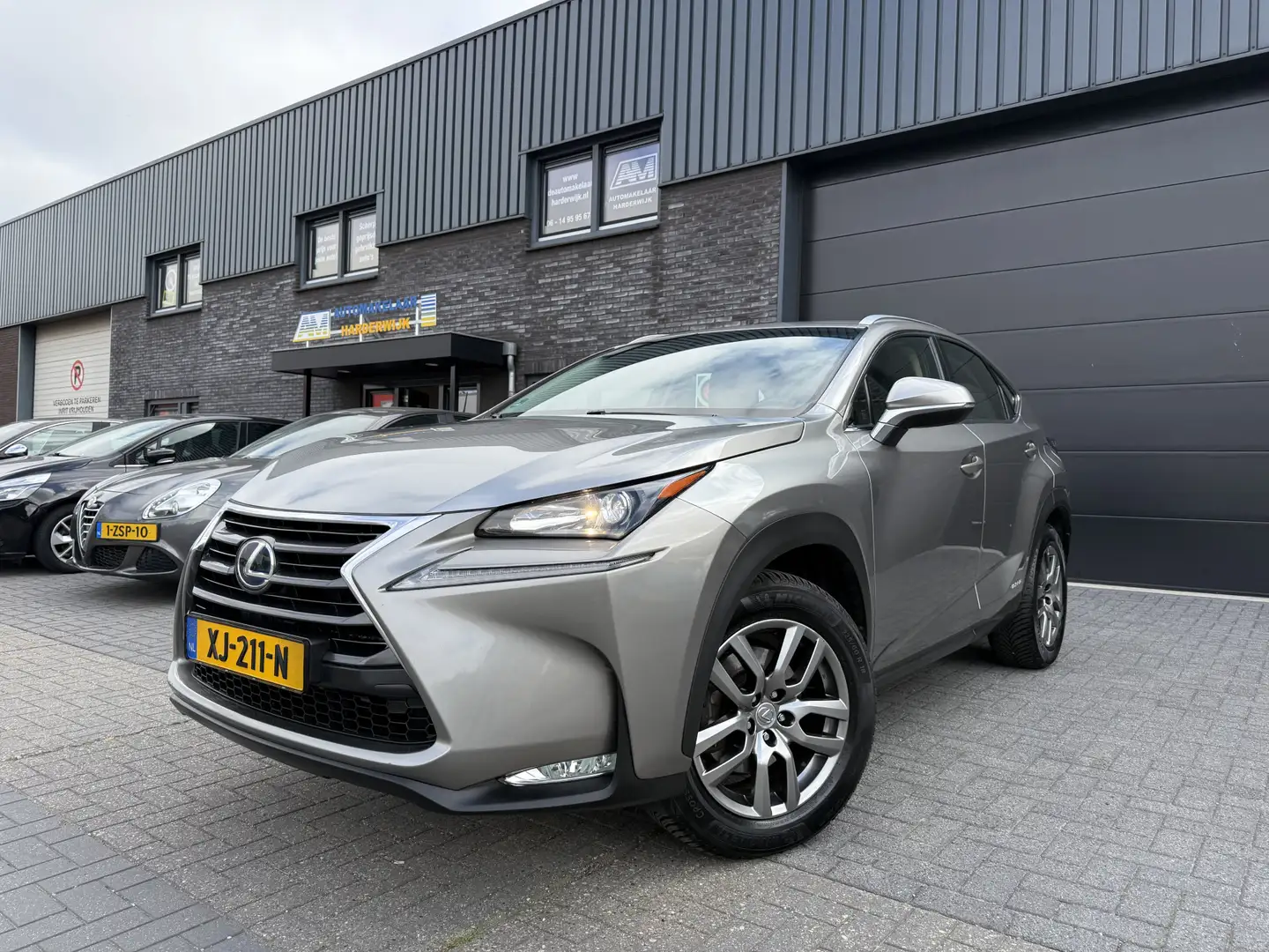Lexus NX 300h Luxury Line | 1E EIGENAAR | 12MND GARANTIE | NAVI Bruin - 2