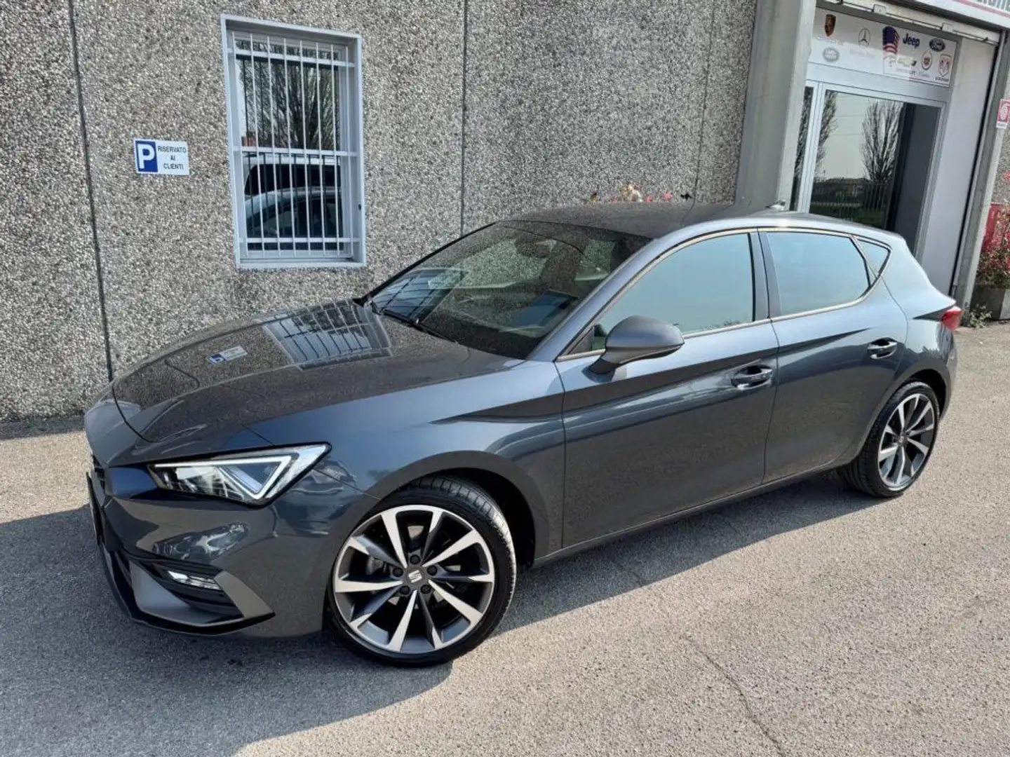 SEAT Leon 1.0 eTSI 110 CV DSG FR "LISTNO € 33.886,73" Grigio - 1