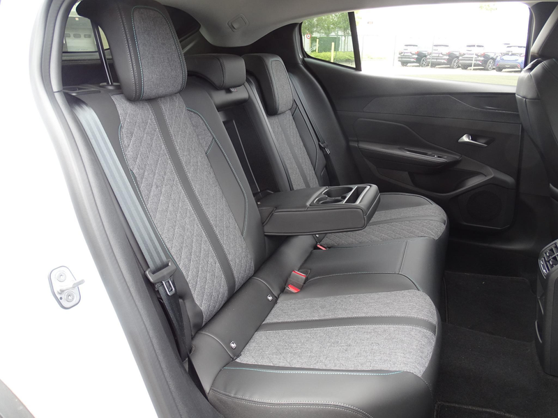 Peugeot 408 1.2 HYBRID 145 e-DSC6 Allure — photo 10