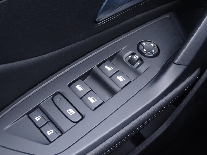 Peugeot 408 1.2 HYBRID 145 e-DSC6 Allure — photo 14