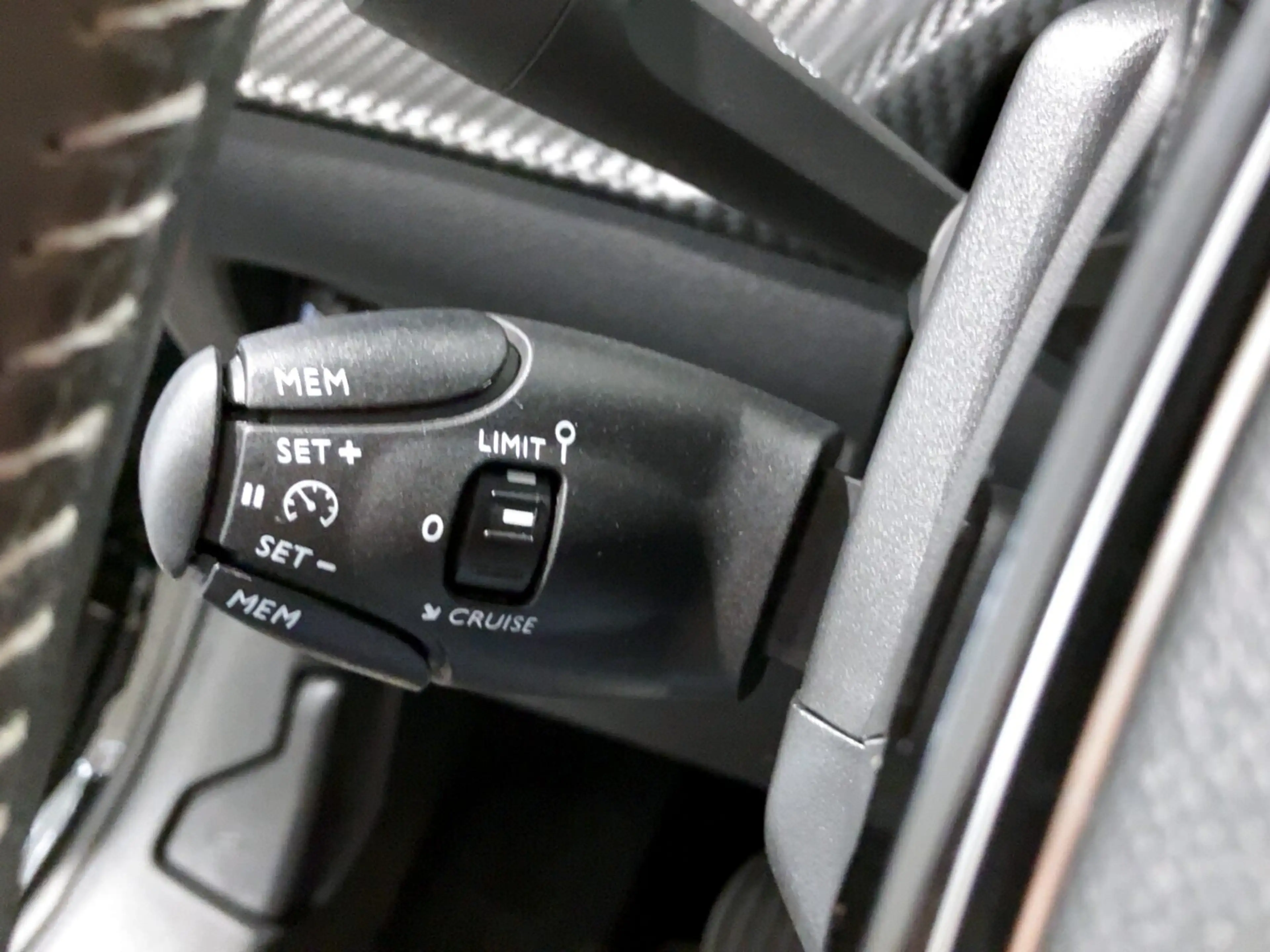 Peugeot 208 1.2 PureTech 75 Active LED SHZ KeyLess SpurH — photo 12
