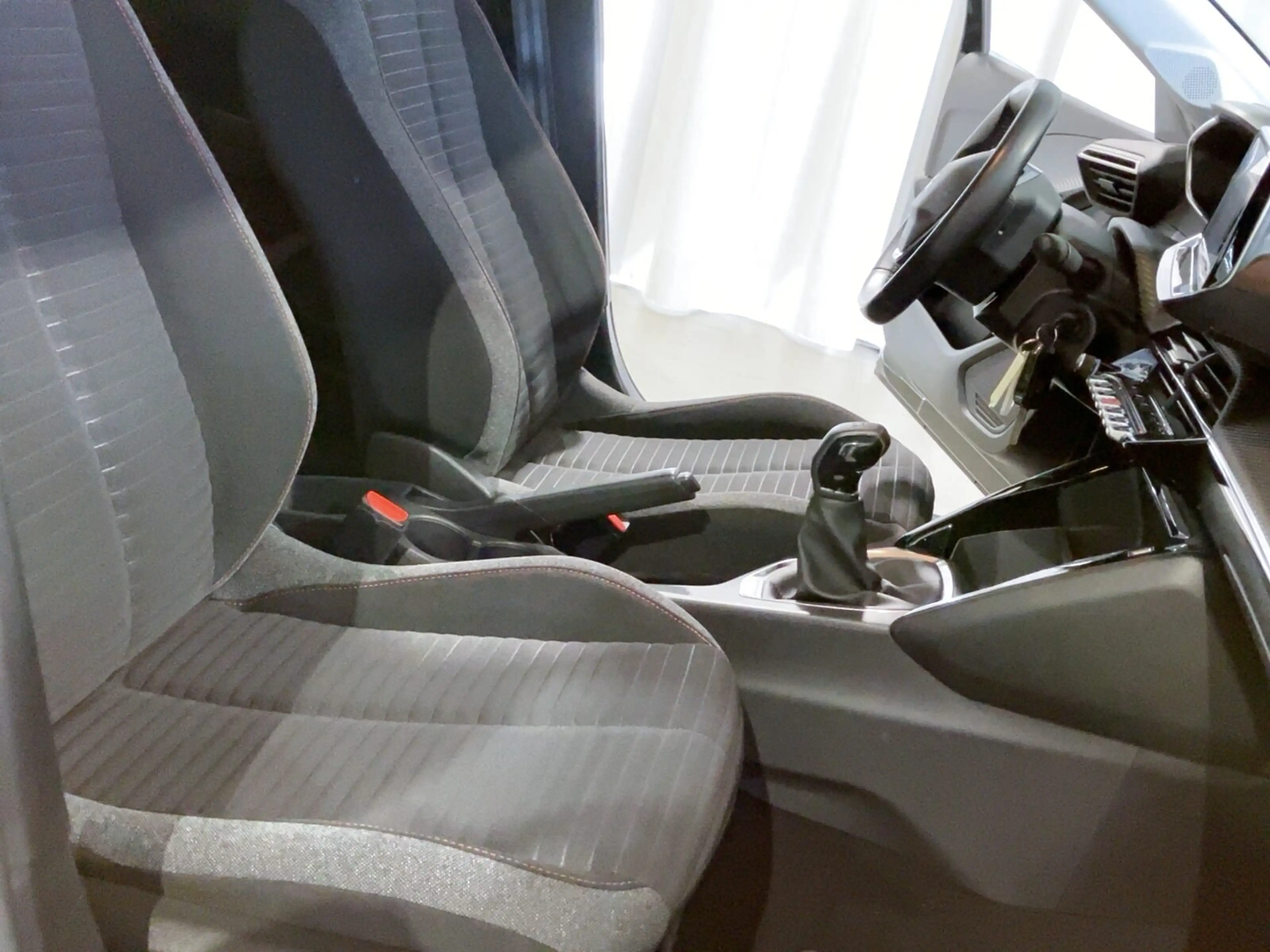 Peugeot 208 1.2 PureTech 75 Active LED SHZ KeyLess SpurH — photo 26