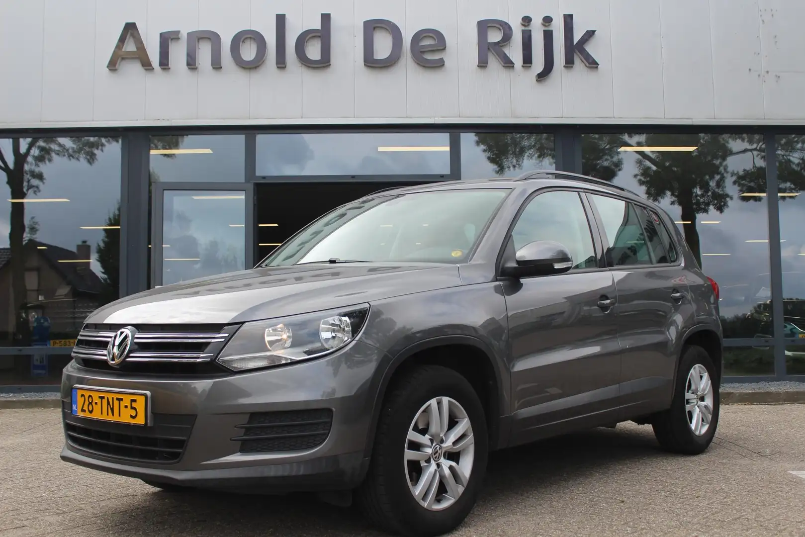 Volkswagen Tiguan 1.4 TSI Comfort&Design Grijs - 1