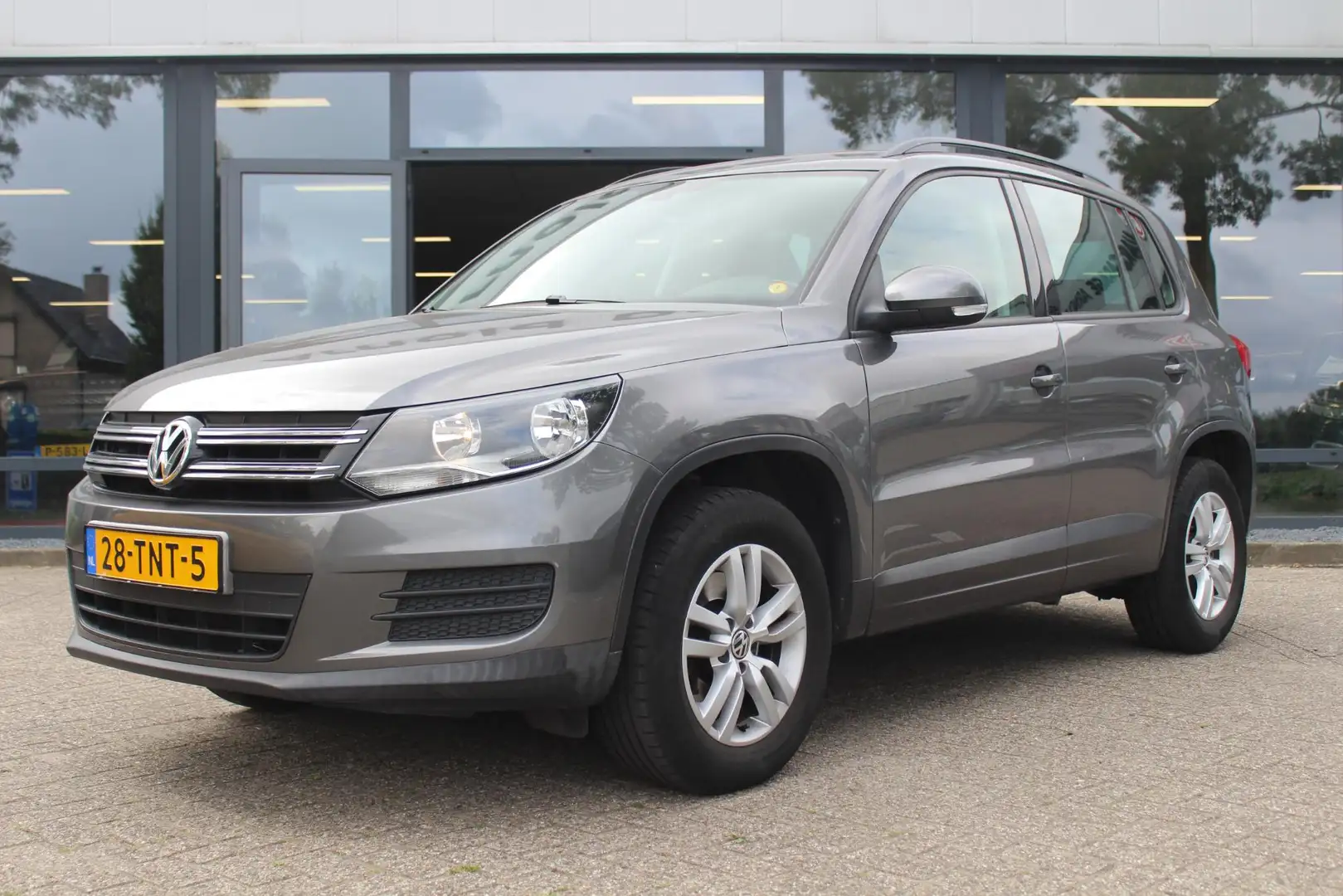 Volkswagen Tiguan 1.4 TSI Comfort&Design Grijs - 2