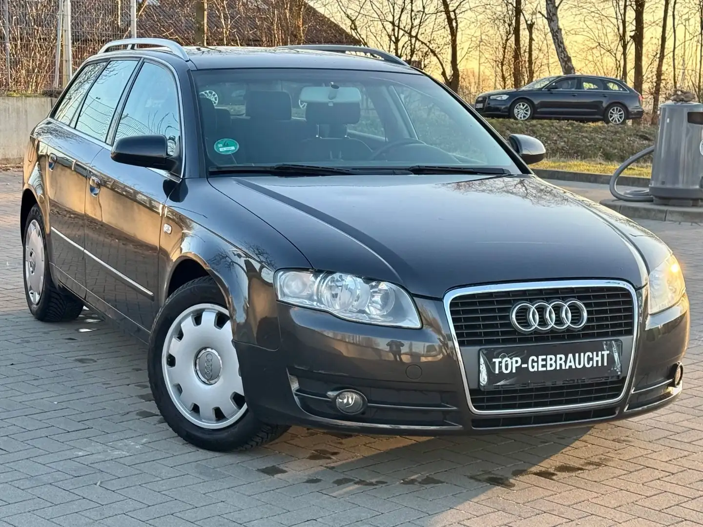 Audi A4 Avant 1.6+KLIMA+PDC+SITZHEIZUNG+AHK+TÜV NEU+ Grau - 2