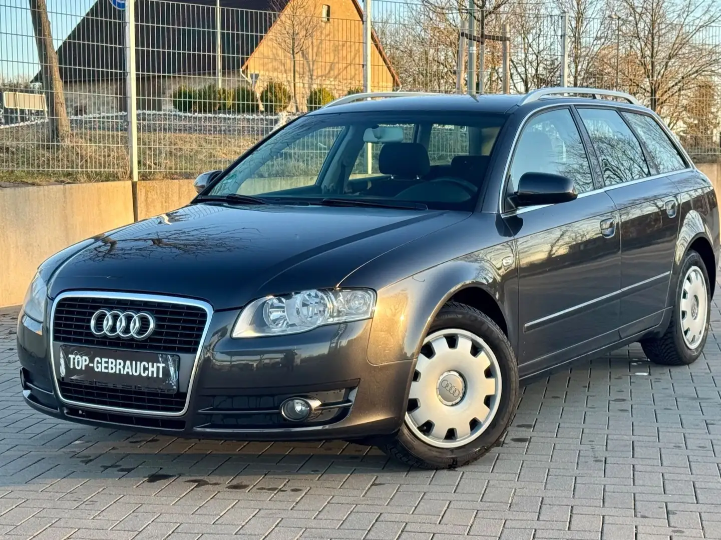 Audi A4 Avant 1.6+KLIMA+PDC+SITZHEIZUNG+AHK+TÜV NEU+ Grau - 1