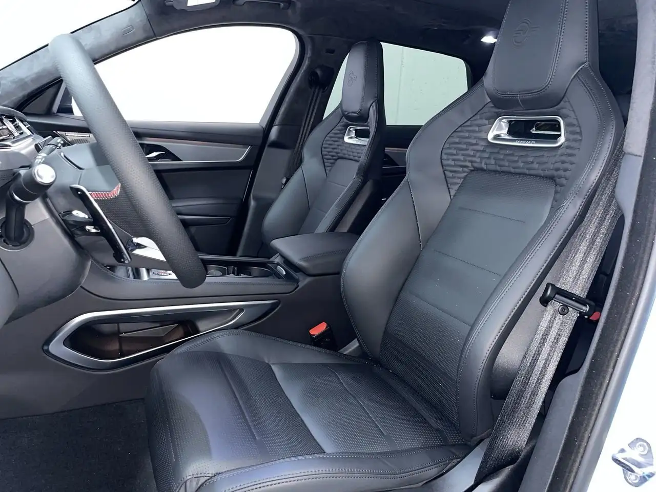 Jaguar F-Pace снимка Jaguar F-Pace