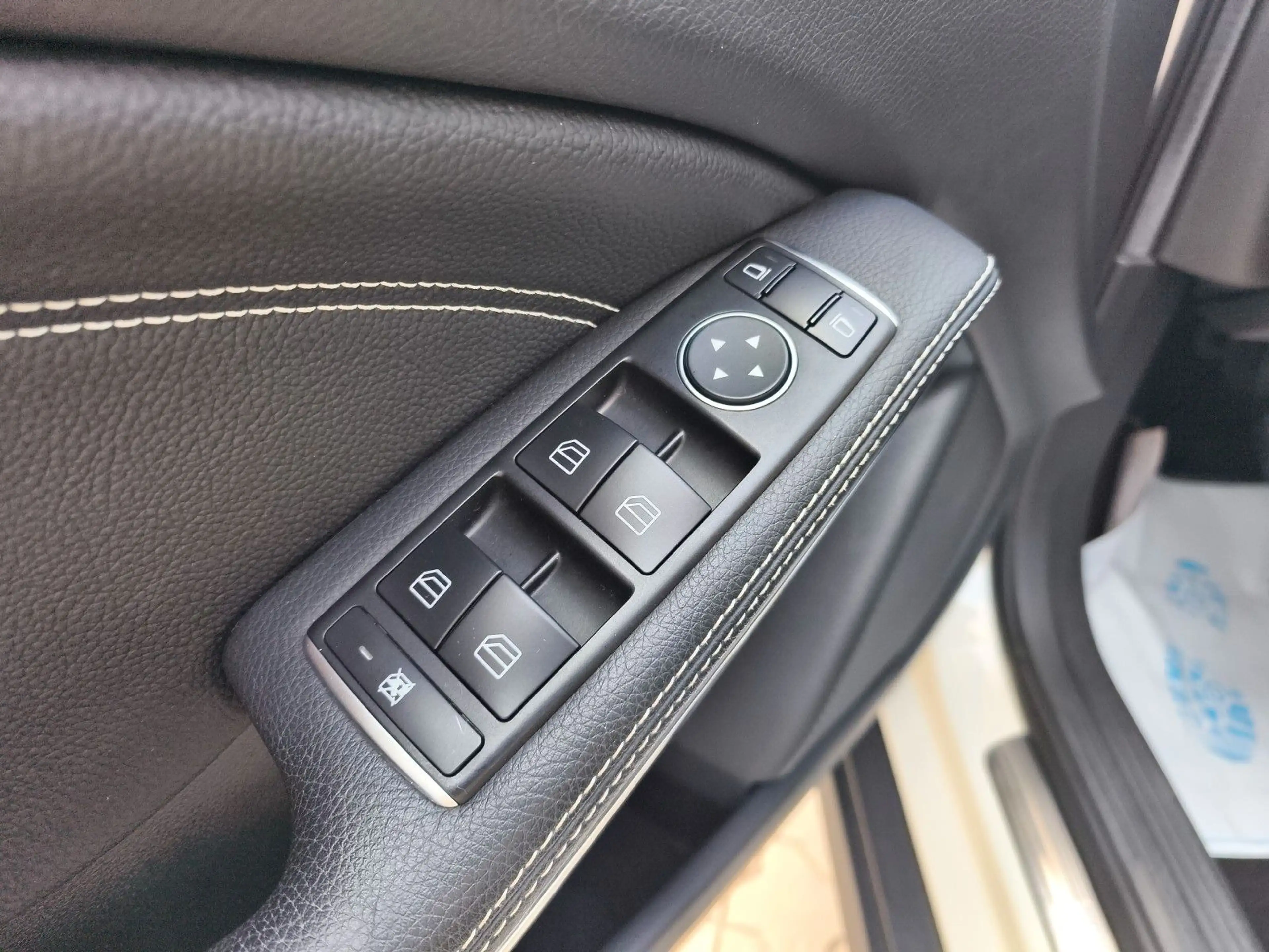Mercedes-Benz GLA 200 d URBAN NAVI BT KLIMA BI XENON PANO! — photo 11