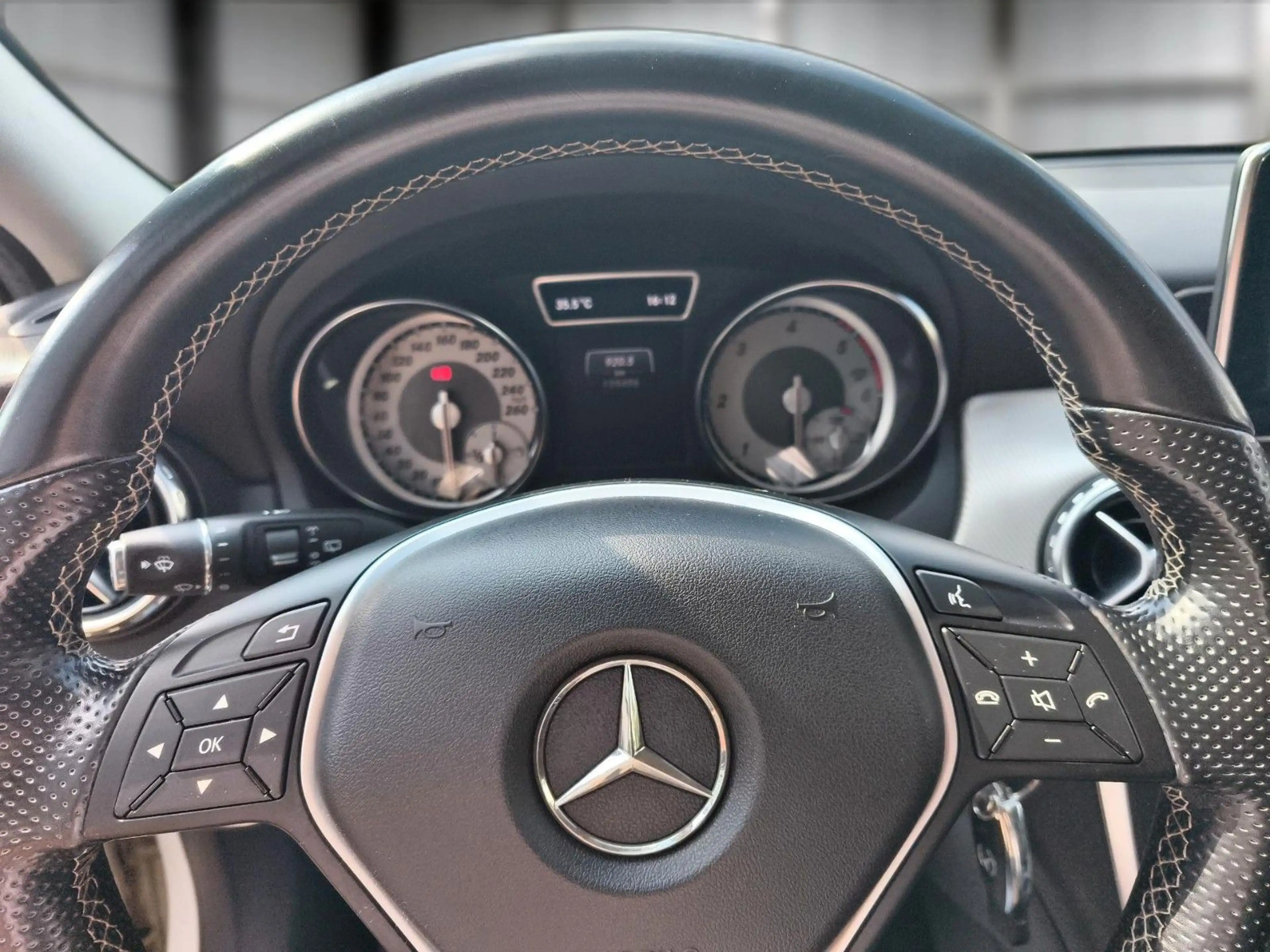 Mercedes-Benz GLA 200 d URBAN NAVI BT KLIMA BI XENON PANO! — photo 13