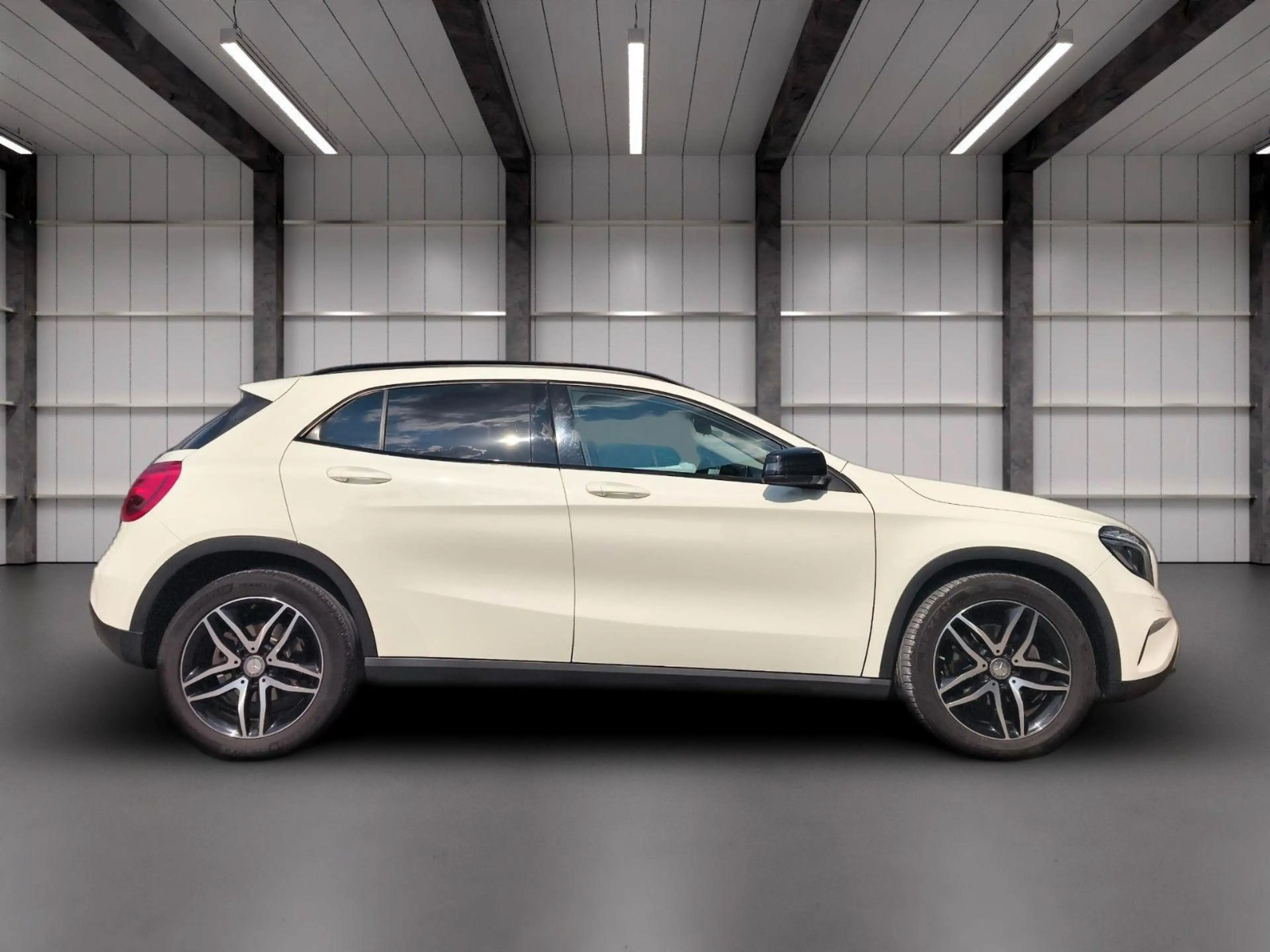 Mercedes-Benz GLA 200 d URBAN NAVI BT KLIMA BI XENON PANO! — photo 7