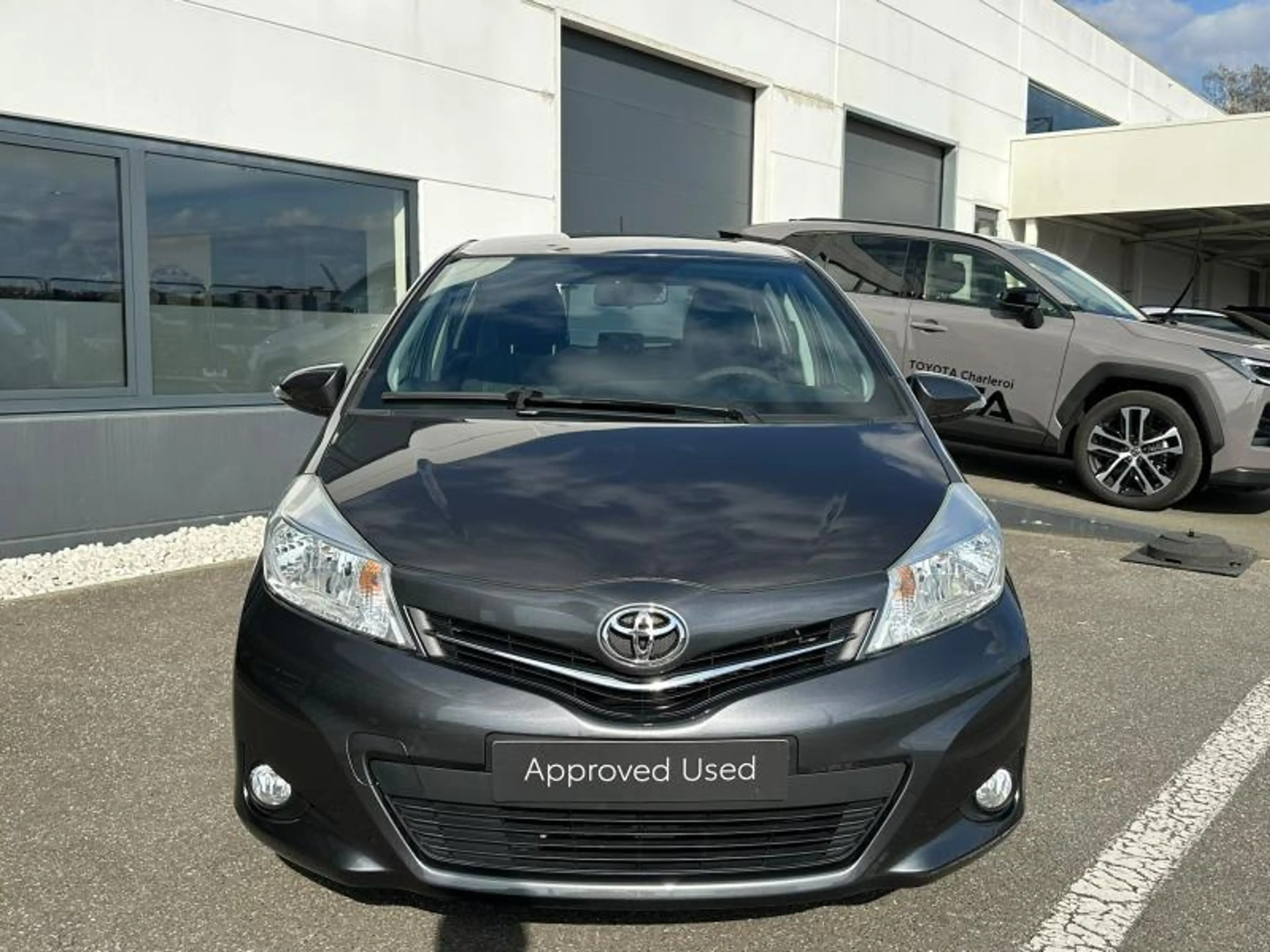 Toyota Yaris Life — photo 2