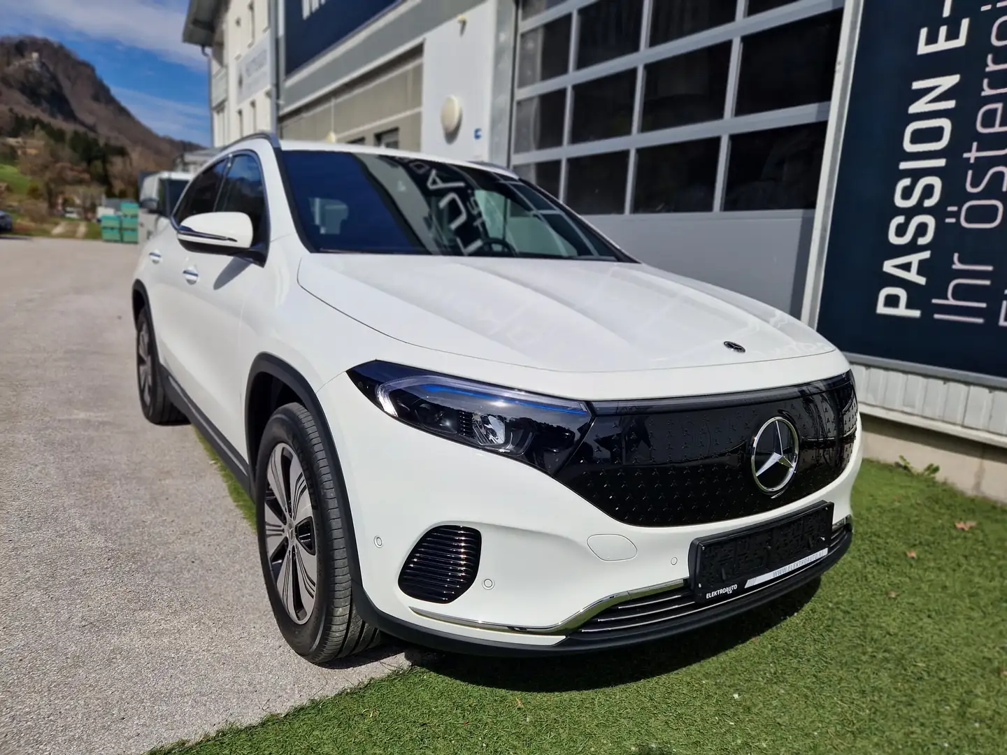 Mercedes-Benz EQA 300 4matic. 5.811 EUR Ausstattungsextras. 101,6% SOH Weiß - 1