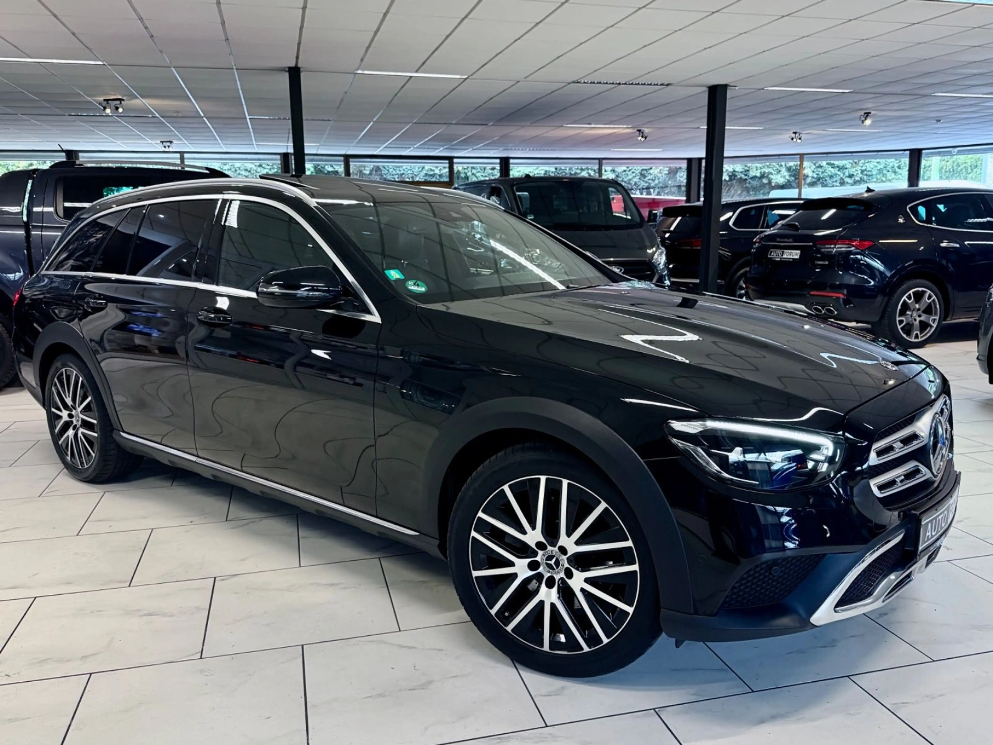 Mercedes-Benz E 200 ALL-TERRAIN 4M LED LEDER CAM PDC AMBIENTE — photo 2