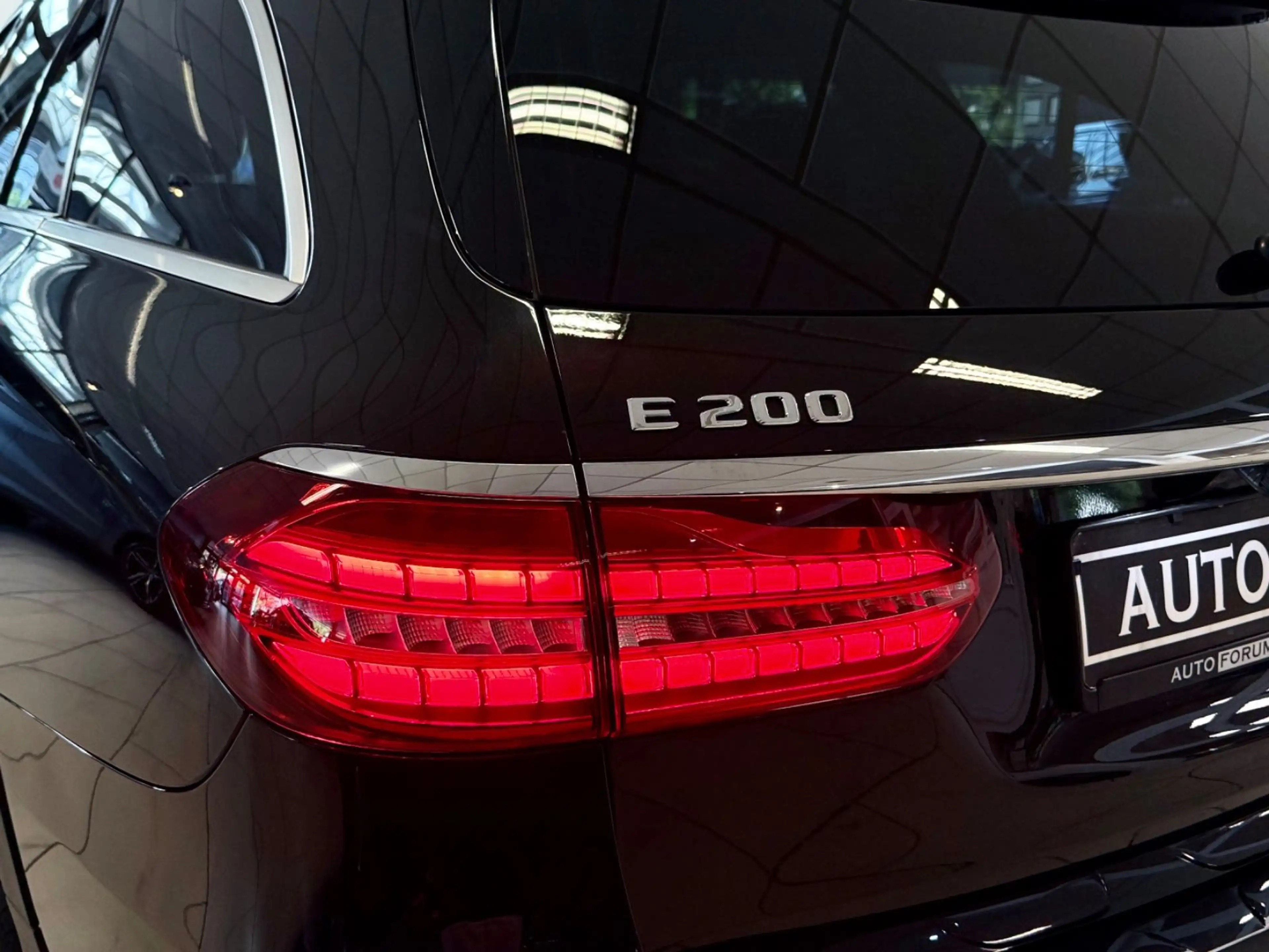 Mercedes-Benz E 200 ALL-TERRAIN 4M LED LEDER CAM PDC AMBIENTE — photo 9
