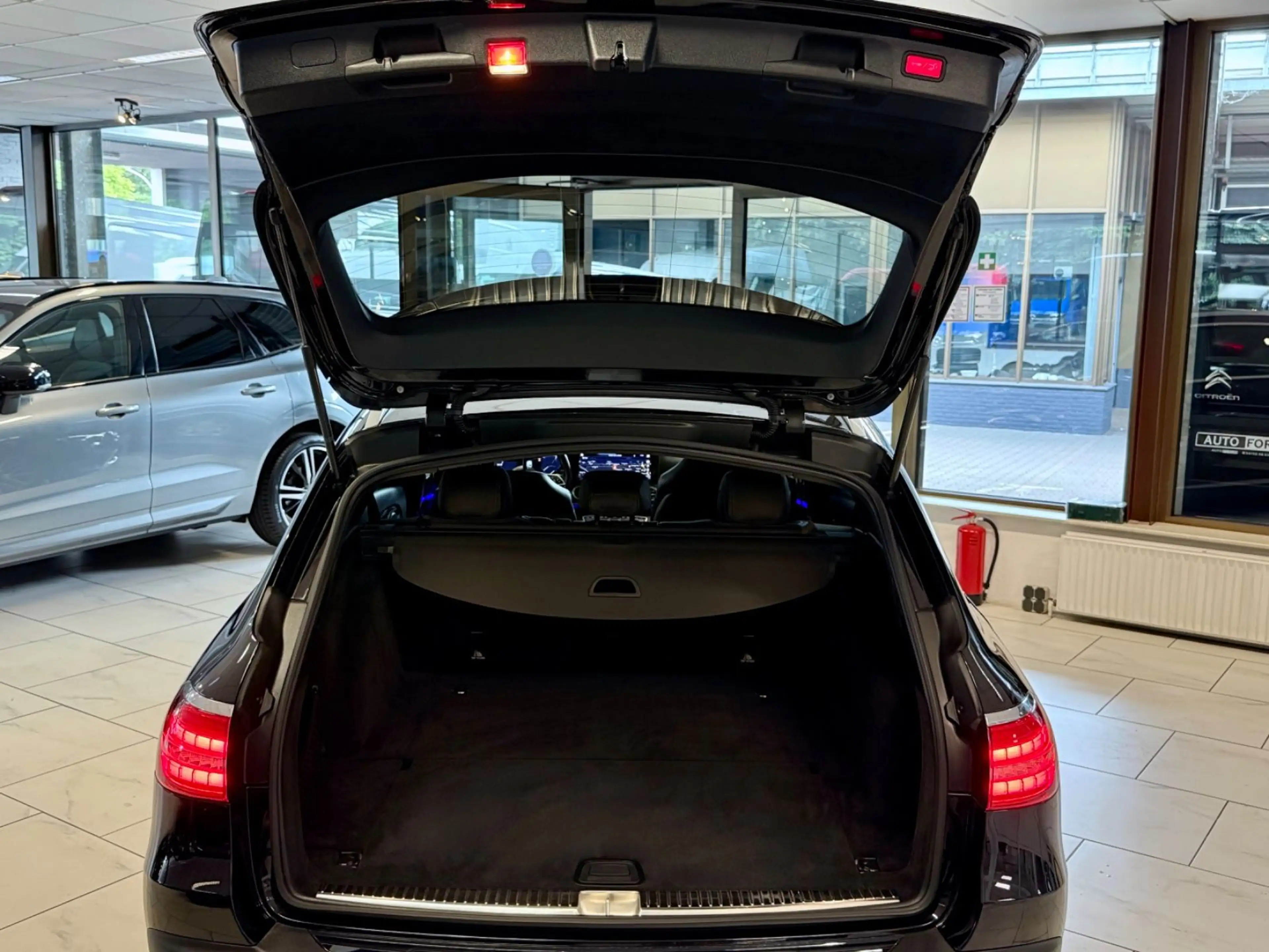 Mercedes-Benz E 200 ALL-TERRAIN 4M LED LEDER CAM PDC AMBIENTE — photo 11