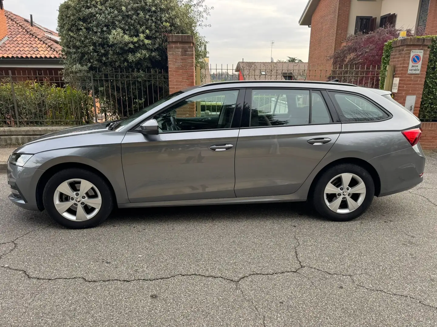Skoda Octavia Wagon 2.0 tdi evo Executive 115cv dsg Grigio - 1