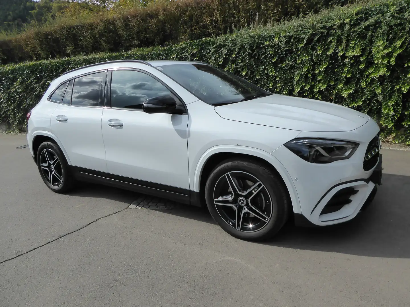 Mercedes-Benz GLA 180 mit Wertpaketerweiterung 7. Jahre. AMG Premium Weiß - 1