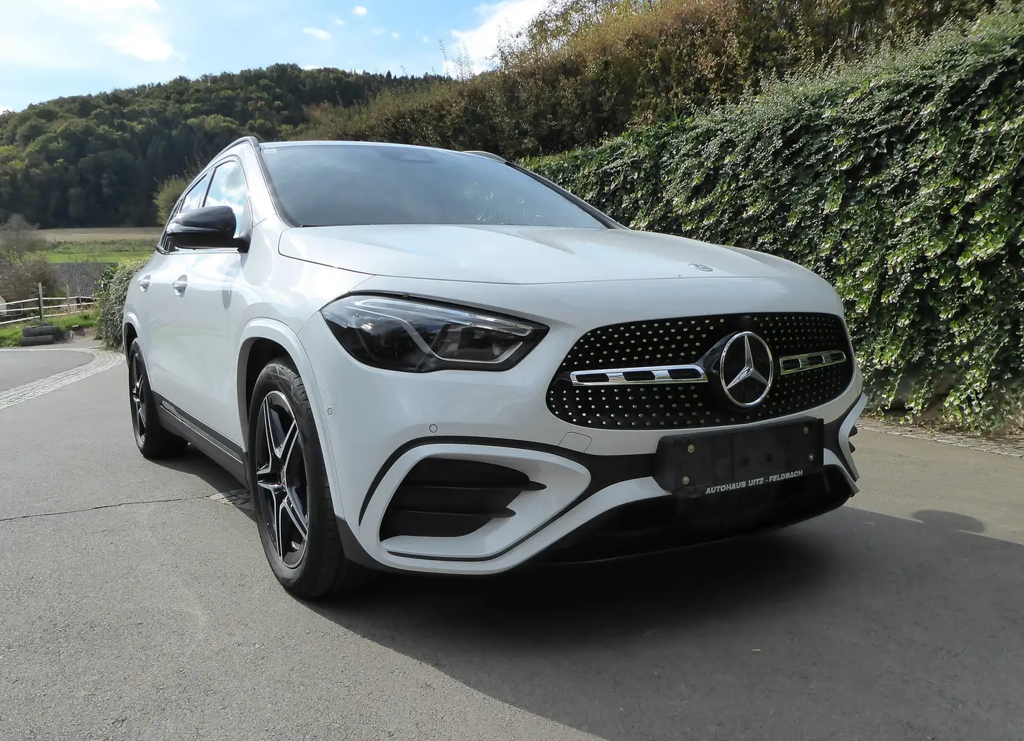 Mercedes-Benz GLA 180 mit Wertpaketerweiterung 7. Jahre. AMG Premium Weiß - 2