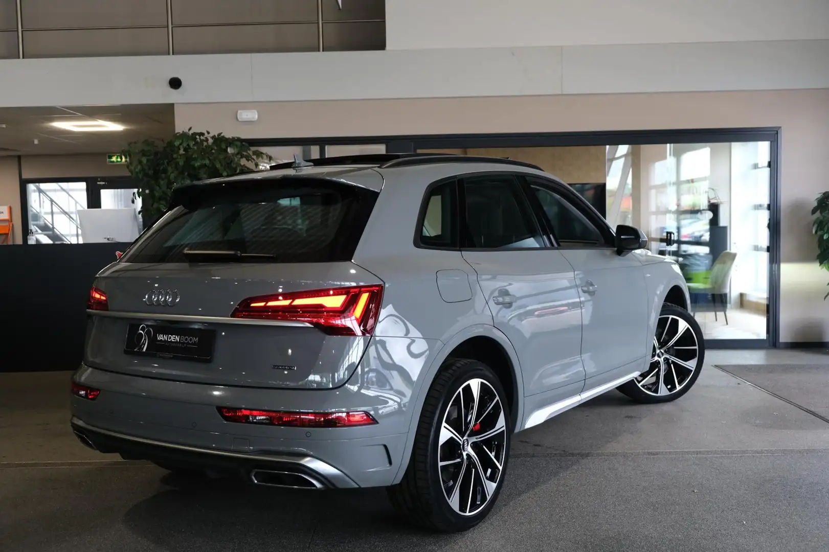 Audi Q5 50 TFSI e S-Line Pano Trek Leder Led Cam Acc Pdc Grijs - 2