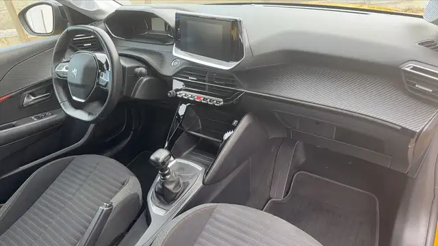 Peugeot 208 view 10
