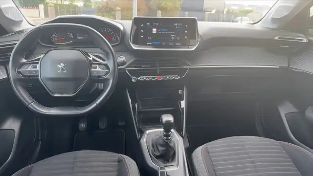 Peugeot 208 view 11